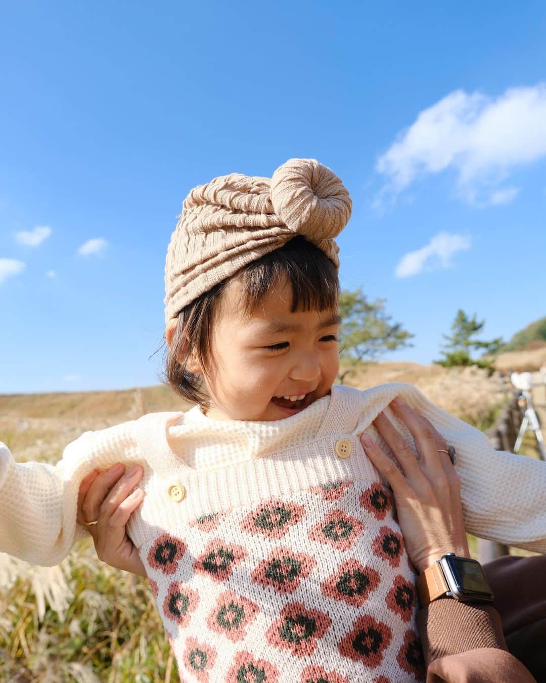 AYAさんのインスタグラム写真 - (AYAInstagram)「_ すすき🌾は美希と一緒に🐻  美希と曽爾高原はもう3回目😎 初めて行ったのは6年前やったけど 段々🌾が減ってきてるみたいで 確かに少なかった気がする！  11月入ってすぐ行ったけどそれでも 夕方は駐車場に3時間待ちとかみたいで 11時ごろに行ったら割とすぐ行けました！  気温もちょうど良くて、初めて寒いって ならへんかったな（笑） けどほんまに風強めでした😅  今の方が見頃やと思うけど、絶対寒いし暖かい格好で！！ 駐車場並ぶの嫌な人はお昼に行くのがオススメです！  夕方にかけてのすすきと空が赤く染まっていくのは ほんまに綺麗やねんけどなぁ〜〜😌  👧🏽は写真撮ってくれた人が男の方やったので 睨んでおります、、（笑）  美希いつもお出かけ一緒にしてくれてありがとう🤍  #あやみきおでかけキロク」11月17日 18時44分 - a.y.hana_12o6