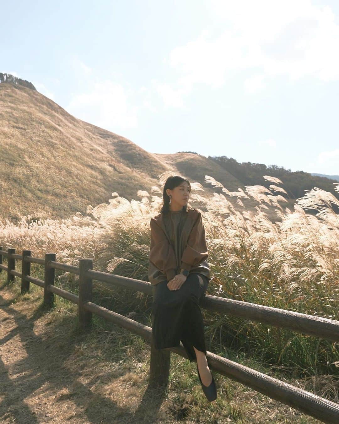 AYAさんのインスタグラム写真 - (AYAInstagram)「_ すすき🌾は美希と一緒に🐻  美希と曽爾高原はもう3回目😎 初めて行ったのは6年前やったけど 段々🌾が減ってきてるみたいで 確かに少なかった気がする！  11月入ってすぐ行ったけどそれでも 夕方は駐車場に3時間待ちとかみたいで 11時ごろに行ったら割とすぐ行けました！  気温もちょうど良くて、初めて寒いって ならへんかったな（笑） けどほんまに風強めでした😅  今の方が見頃やと思うけど、絶対寒いし暖かい格好で！！ 駐車場並ぶの嫌な人はお昼に行くのがオススメです！  夕方にかけてのすすきと空が赤く染まっていくのは ほんまに綺麗やねんけどなぁ〜〜😌  👧🏽は写真撮ってくれた人が男の方やったので 睨んでおります、、（笑）  美希いつもお出かけ一緒にしてくれてありがとう🤍  #あやみきおでかけキロク」11月17日 18時44分 - a.y.hana_12o6