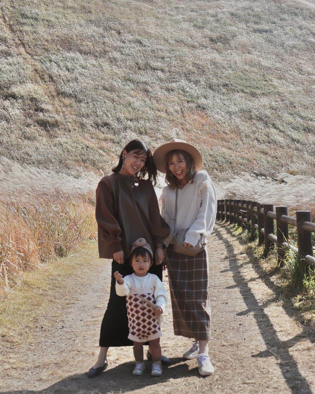 AYAのインスタグラム：「_ すすき🌾は美希と一緒に🐻  美希と曽爾高原はもう3回目😎 初めて行ったのは6年前やったけど 段々🌾が減ってきてるみたいで 確かに少なかった気がする！  11月入ってすぐ行ったけどそれでも 夕方は駐車場に3時間待ちとかみたいで 11時ごろに行ったら割とすぐ行けました！  気温もちょうど良くて、初めて寒いって ならへんかったな（笑） けどほんまに風強めでした😅  今の方が見頃やと思うけど、絶対寒いし暖かい格好で！！ 駐車場並ぶの嫌な人はお昼に行くのがオススメです！  夕方にかけてのすすきと空が赤く染まっていくのは ほんまに綺麗やねんけどなぁ〜〜😌  👧🏽は写真撮ってくれた人が男の方やったので 睨んでおります、、（笑）  美希いつもお出かけ一緒にしてくれてありがとう🤍  #あやみきおでかけキロク」