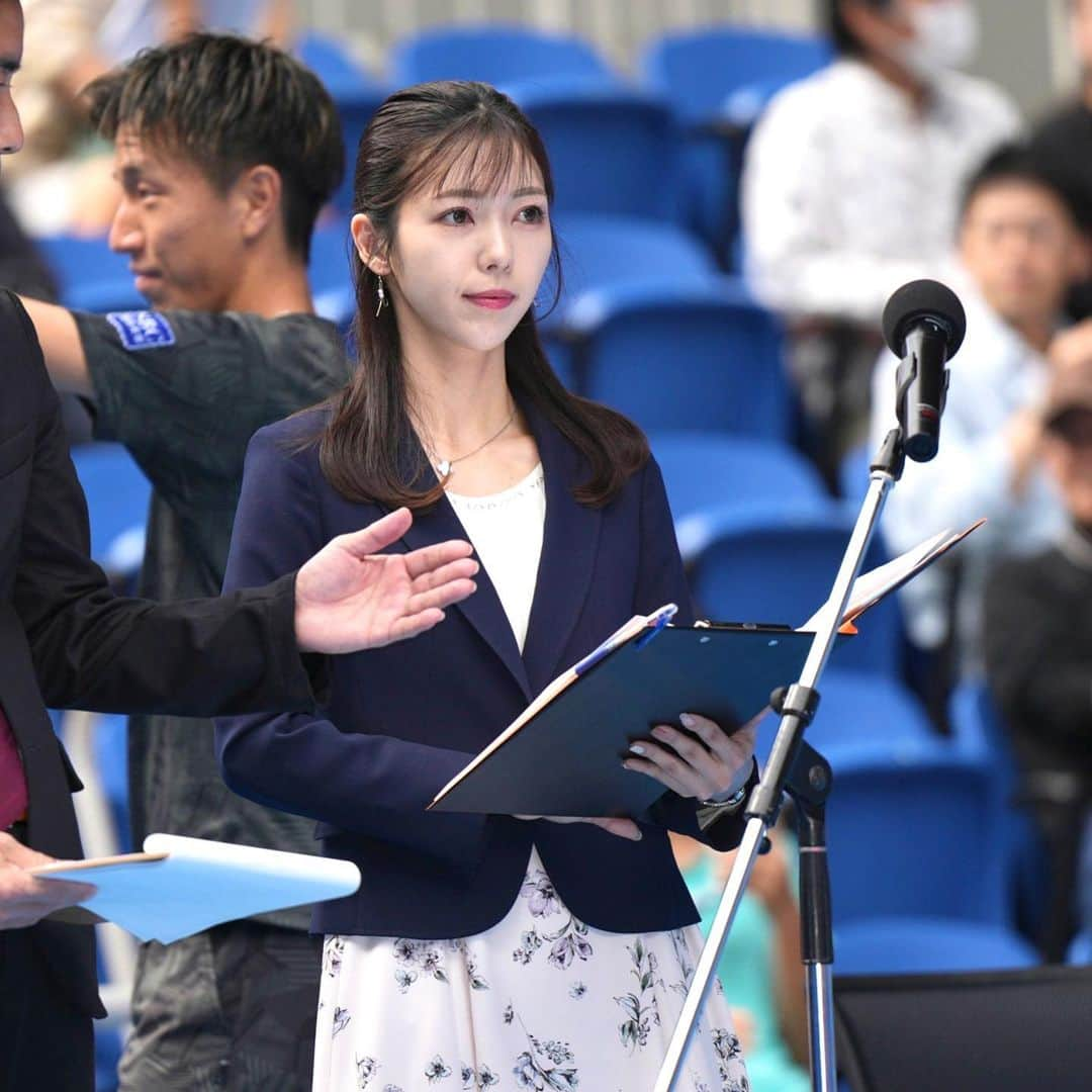 川又智菜美のインスタグラム：「全日本の最後2日は 表彰式があったのでかっちり目に✨ ⁡ バモスさんをはじめ、本当に色んな人に 「雰囲気違うから一瞬誰か全然わからない！」 と言われました🤣 ⁡ パーカーというかなりラフ目な格好からだったので そんなに周りからみると変わるんだ〜と面白かったです笑 ⁡ どうでしょうか？？🤭 ⁡ 表彰式や引退セレモニーは 自分の中でもまたスイッチを変えて臨みました！ ⁡ ラストはグルメで全日本の振り返りは 一旦区切りをつけたいと思っています😋 グルメ編お楽しみに〜💕 ⁡ ⁡ 📷 @isami_itoh  ⁡ #全日本選手権 #全日本テニス選手権 #スタテニ #テニス ⁡」