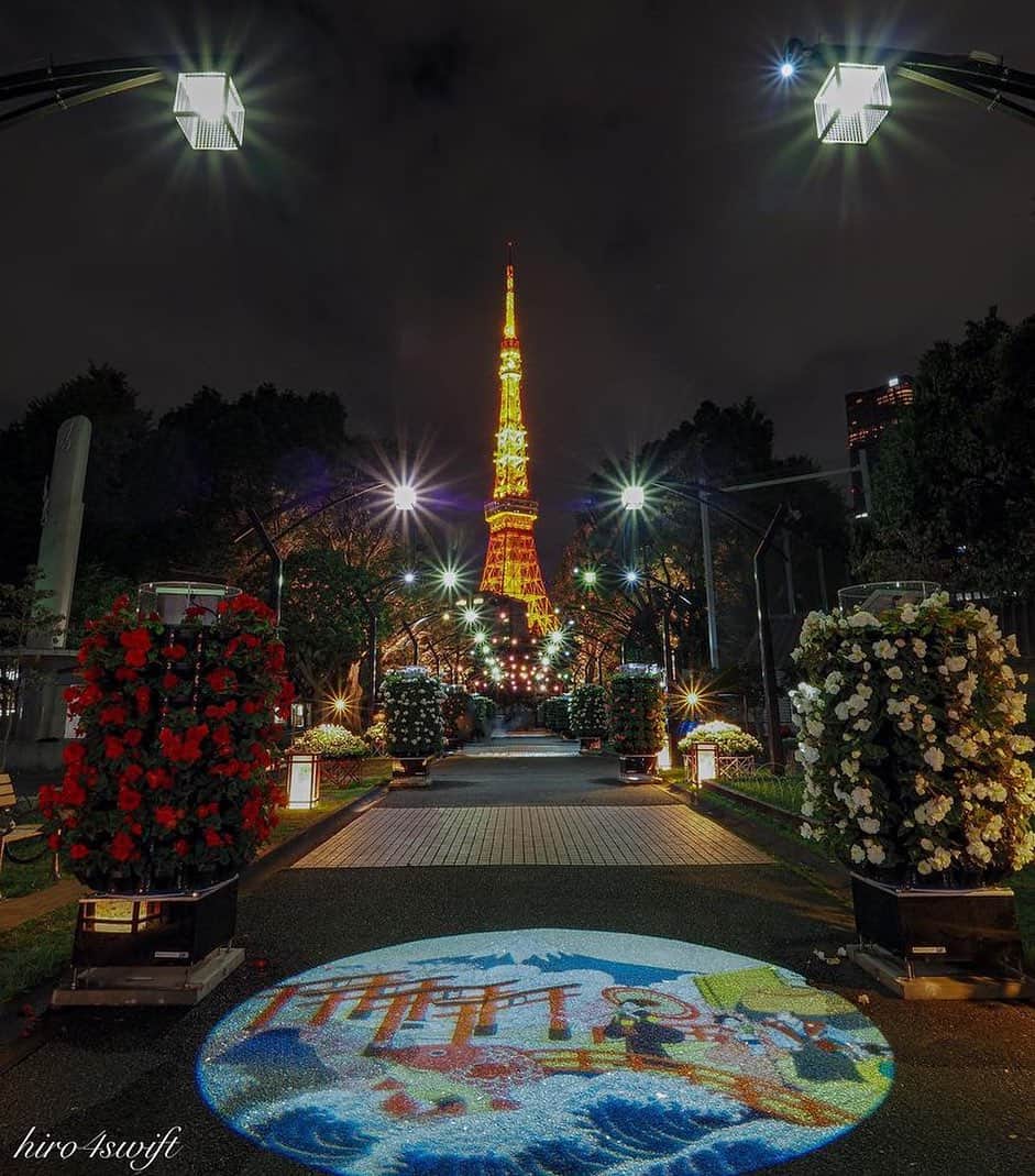 東京タワーのインスタグラム：「. 都立芝公園の開園150周年をお祝いして 11/19（日）まで開催されている 特設花壇&ライトアップ「花と光のムーブメント」   東京タワーに続く小道には 様々なデザインのプロジェクションマッピングが 投映されていますが、  富士山🗻や鳥居⛩️が描かれた和風のデザインと 東京タワーの共演は、 外国人の方に人気がありそうですね✨   本日は、Your Tokyo Tower🗼から @hiro4swift さんのお写真をご紹介！   素敵なお写真をありがとうございました😊  ———————————  【 お知らせ 】  🆕 TikTok  東京タワーの公式TikTokアカウントが 開設されました！  詳細はプロフィールにあるリンクから↓ @tokyotower_official  ■ 公式LINE  東京タワー公式LINEでは 東京タワーのイベント情報を お届けしています！  詳細はプロフィールにあるリンクから↓ @tokyotower_official  ■ Your Tokyo Tower 🗼  # your_tokyotowerで あなたの東京タワーをリポスト！  @tokyotower_official の タグ付けをしてくれると見つけやすいよ！  皆様からの投稿 どしどしお待ちしております！  ———————————  #東京タワー #東京タワー🗼 #tokyotower  #tokyotower🗼  #芝公園 #周年  #anniversary」