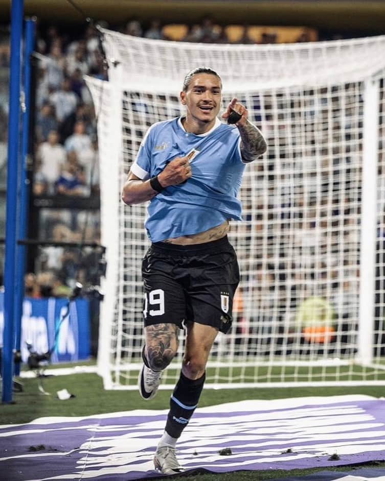 リヴァプールFCさんのインスタグラム写真 - (リヴァプールFCInstagram)「Darwin netted a late strike in Uruguay’s 2-0 win over Argentina ⚽🇺🇾 @aufoficial 📸」11月17日 18時45分 - liverpoolfc