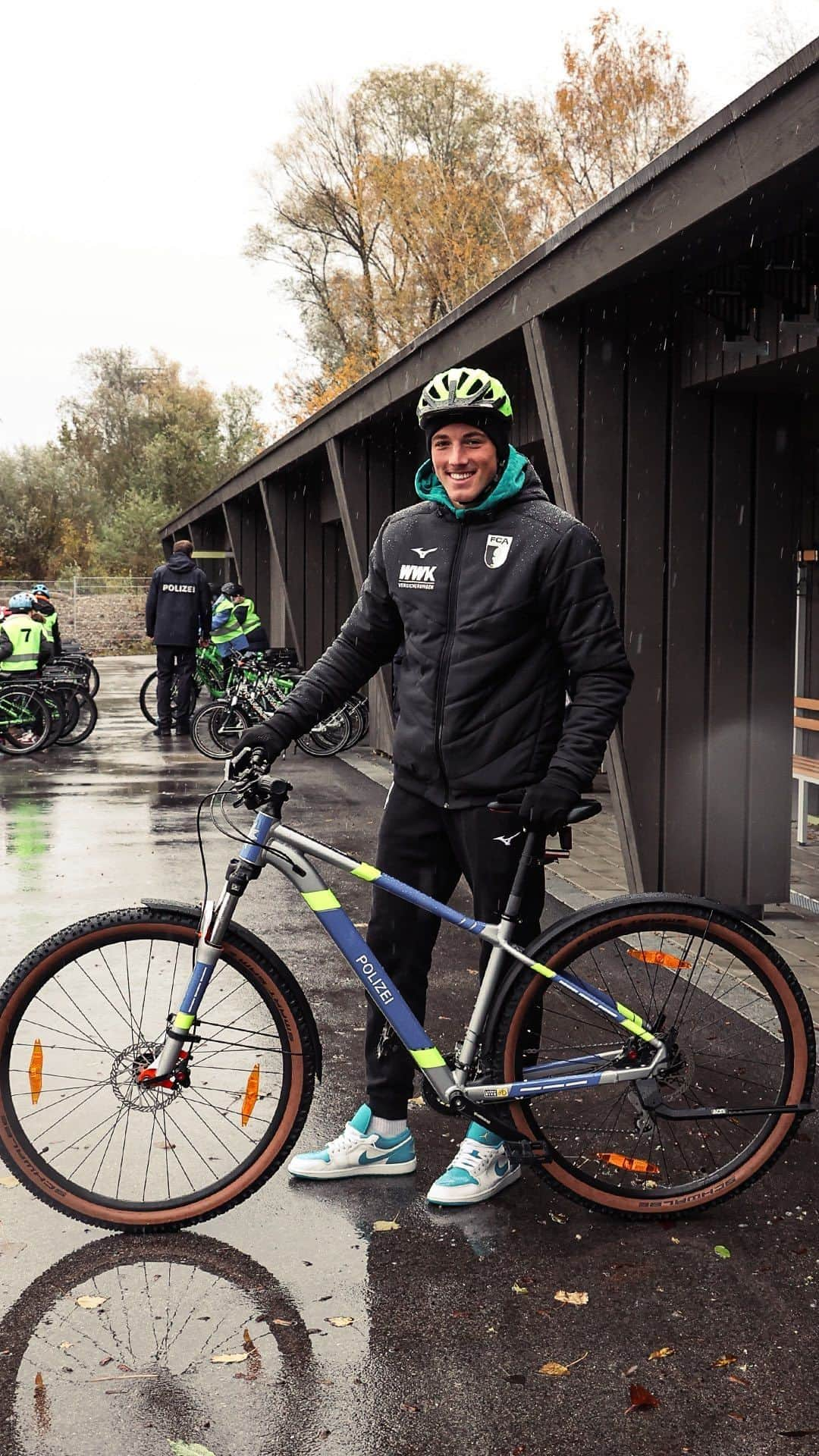 FCアウクスブルクのインスタグラム：「🎬 Abfahrt für #FCA-Torwart Marcel #Lubik bei der Fahrradführerscheinprüfung der Viertklässler! 🚲   ⚠️ Im Rahmen der Aktionsreihe „Sicherer Schulweg“ arbeitet der FCA mit der Verkehrspolizei Augsburg zusammen und schult Verkehrsteilnehmer auf korrektes und rücksichtsvolles Verhalten im Straßenverkehr, um so die größtmögliche Sicherheit der Schülerinnen und Schüler zu gewährleisten.  #FCA1907 #fcaugsburg #PolizeiSWN #Polizei #fahrradführerschein」