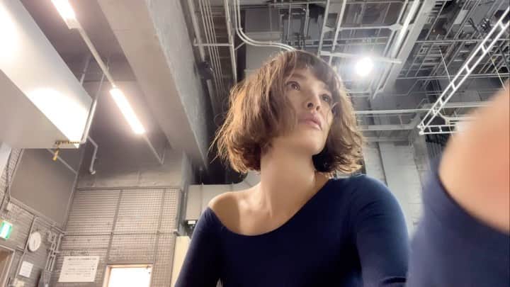 のインスタグラム：「お洒落が楽しい季節を 東京で過ごせたので🍂 ジュエリーやスニーカーの合わせ方 最近購入したインテリアなどで構成してみました😊 タイトルにGURAI de GOMEN   ぐらい　で　ごめん が、ついたものはすべて私が撮影して編集したものなのでぐらいな気持ちでみてね♡ YouTube 最新秋冬LOOK BOOK with interior １１月１９日（日）夜７時〜」