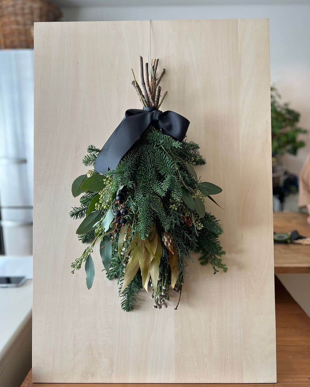 サルボ恭子のインスタグラム：「連日、 枝を切るごとに針葉樹の香り立つ、 幸せなひと時です。  3日間の最終日の明日も 沢山のグリーンと共に お待ちしております。  #レトォア#レトォアイベント#lestrois#クリスマス#スワッグ作り#さとうゆみこ#サルボ恭子#kyokosalbot」