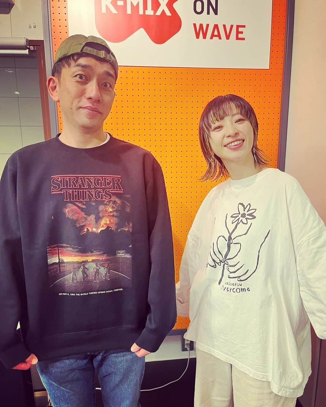 わたなべだいすけのインスタグラム：「2023.11.17  今週も3時間ありがとうございました！ @kmix_life 来週は伊豆ゲートウェイ函南からの放送です！ 12月1日には伊豆奥下田の観音温泉から出張公開生放送もあります！観覧希望の抽選受付中です！  なっちゃんと放送後にポッドキャストも録音したので、公開になったら聴いてください！  明日はニコルズのツアー大阪公演！ 明後日は広島公演！ 今ボクは訳あって東海道線でジワジワと西に向かっております！  最近は17時過ぎで、もう真っ暗だね。 日が短くなったね。 帰り道、気をつけてね。  ではまた。」