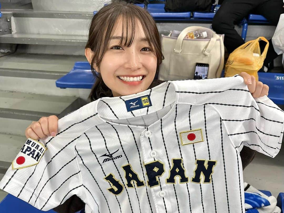 益田恵梨菜のインスタグラム：「. 2022.11.16(Thu) アジアプロ野球チャンピオンシップ2023⚾️ . 侍ー！久しぶりの野球観戦にウキウキでございました♪ 先発赤星選手に、セカンド門脇選手、DH秋広選手 ジャイアンツの選手の活躍も本当に嬉しいなぁ𓂃 𓈒𓏸 門脇選手は猛打賞で、んもう...👏🏻👏🏻 . そして侍の楽しみは何と言っても応援で 普段は歌えない選手の応援歌、普段とは違うチャンテ 最高だよねぇー、スクワット楽しかったー！！！！← . 一旦家に帰って球場に向かう予定が 寄れなくなってユニフォーム着ないで観戦したけど 写真はね、一緒に行ったお友達のものだよ📷 私にはね、150なんて入りませんのでね...笑 . そして亀井さんも相変わらずイケおじでございました 侍のコーチとしての亀井さんを見れたのも嬉しかったなぁ🫧 . 台湾のピッチャーの安定感すごかったし ショートの選手スーパープレーすぎた...！ 前半はなかなか点が入らずもどかしかったけど 後半盛り上がってよかったー！！！ . #侍ジャパン #アジアプロ野球チャンピオンシップ2023」