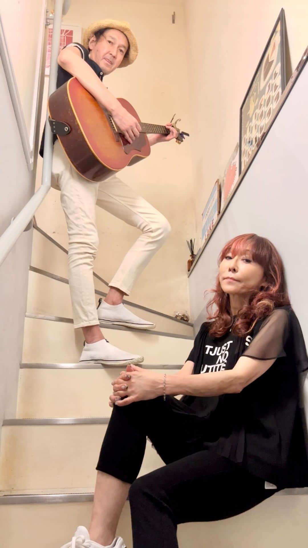 杏子のインスタグラム：「今日のカバーは #小泉今日子「#あなたに会えてよかった」。リハーサルの合間にリーさんと撮ったカバーは今回が最後。リーさん、ありがとうございました！！  #杏子 #カバー #アコースティックギター #ラブソング」