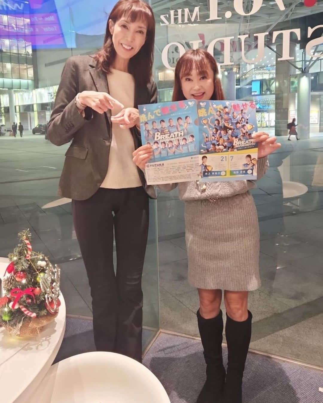 大林素子のインスタグラム：「明日のホームゲームに 向けて、告知し、フラッグが あると言う、鍛冶町、有楽街に 写真撮りにいく！ 体育館では、かつでの 戦友らと再会！ 写真は、内田役子コーチ お互い頑張りましょ 監督とも、学生時代交流があり、また試合終わったら、ブログでゆっくり！！」