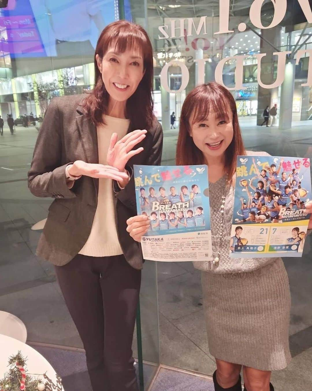 大林素子さんのインスタグラム写真 - (大林素子Instagram)「明日のホームゲームに 向けて、告知し、フラッグが あると言う、鍛冶町、有楽街に 写真撮りにいく！ 体育館では、かつでの 戦友らと再会！ 写真は、内田役子コーチ お互い頑張りましょ 監督とも、学生時代交流があり、また試合終わったら、ブログでゆっくり！！」11月17日 18時58分 - m.oobayashi