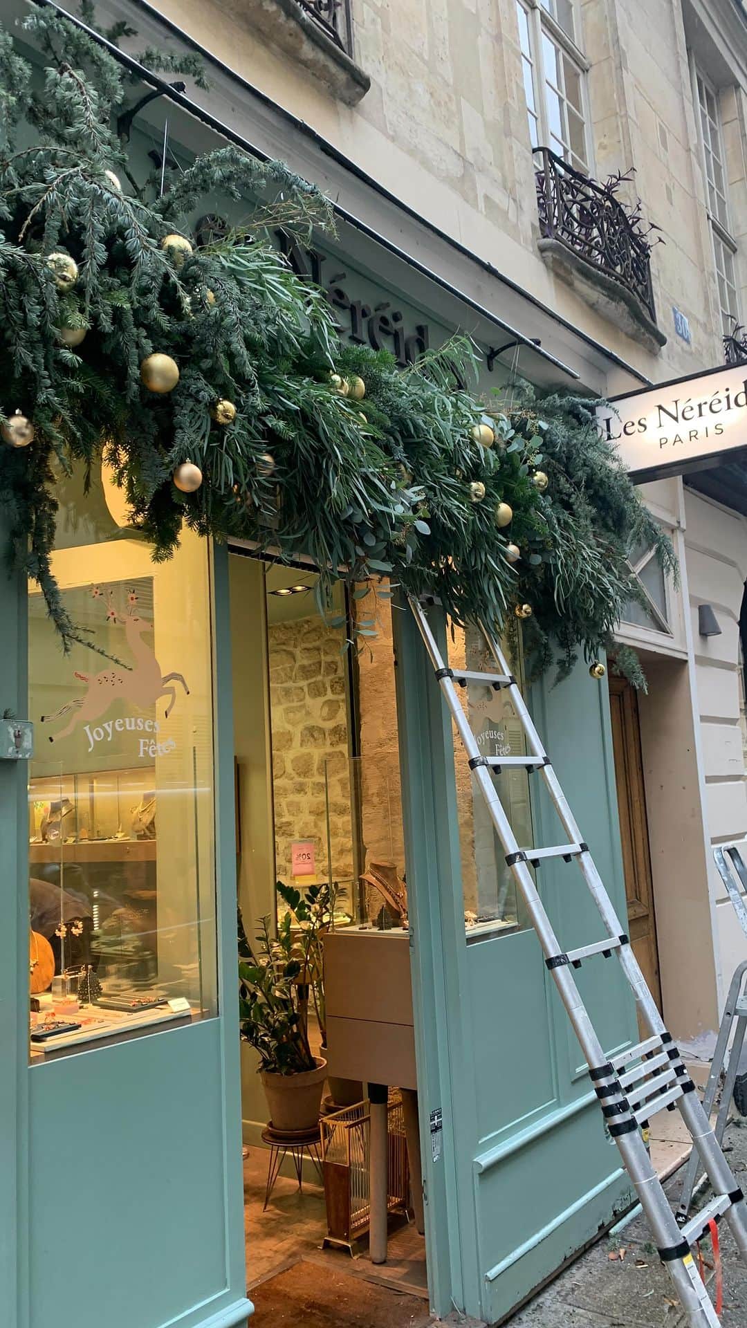レネレイドのインスタグラム：「Getting ready for holiday season 🎄🌟 with @kohanafleursceramique   Come say hi👋 :  📍61 rue Bonaparte, 75006 📍30 rue de Sévigné, 75004 📍 91 rue des Martyrs, 75018 📍Galeries Lafayette Haussmann 📍BHV Marais  📍🇬🇧King’s Road  📍🇬🇧Covent Garden   Currently 20% off on everything 💍」