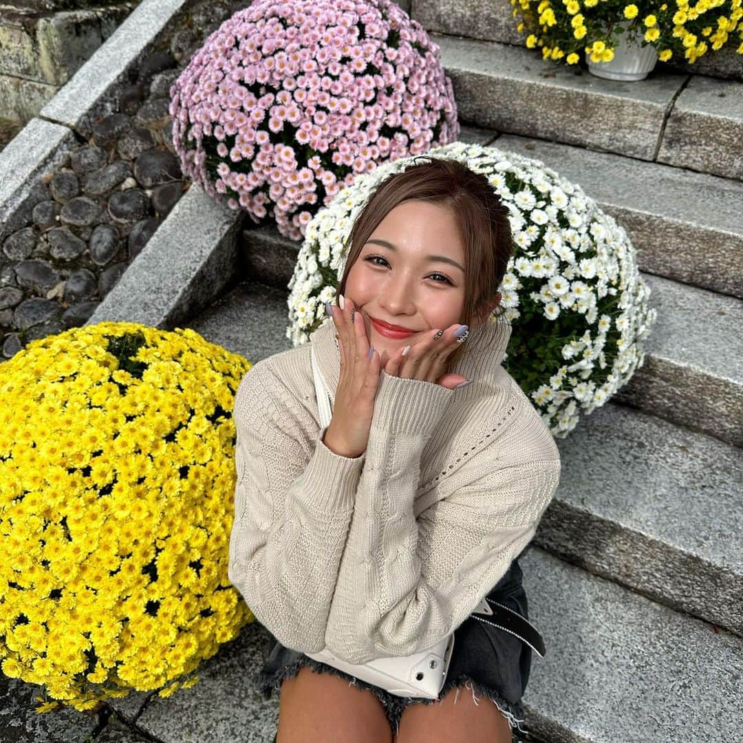 安藤京香さんのインスタグラム写真 - (安藤京香Instagram)「. そこいき、あこ立ちってママが沢山撮ってくれてんけど  全部の木が斜めってるわって話から自分も斜めるし  本来富士山見えるんが雲で全く見れんって悲しんでたら私が富士山になるし(?)  寝起き早々の顔でも日の出バックにカメラ向けられたら満面の笑みします  こんなんと家族になりたくね？←  ✎︎＿＿＿＿＿＿＿＿＿＿＿＿  YouTube個人アカウントつくりました！ 【きょん日記】でチャンネル登録お願いします❤️‍🔥  親友と自分磨きをして垢抜けしたいと 【きょんりさの垢抜け研究所】という チャンネルも始めたのでコチラもよろしくお願いしますっ🥳  #パーソナルトレーナー #パーソナル  #食事指導 #ボディメイク #健康美 #ダイエット #モチベーション  #東京 #撮影会モデル #モデル #ポートレート #安藤京香 #YouTube #きょん日記 #家族やからできること #旅行 #いつでも笑顔 #happiness」11月17日 18時59分 - kyoka_a.smiley