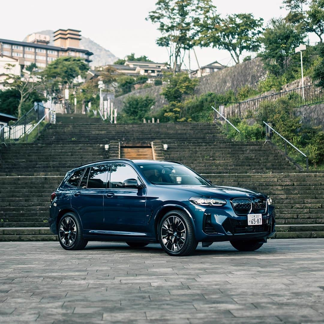 BMW Japanのインスタグラム：「BMW iX3 M Sport（ファイトニック・ブルー）でたどり着いたのは群馬県 伊香保温泉。 情緒あふれる石段街を散策し、名湯を愉しむ。  今なら購入サポートも充実。 詳細は @bmwjapan アカウントトップのURLからチェック。  ※特別な許可を得て撮影しています  #BMW #駆けぬける歓び #BMWJapan #THEiX3 #BMWiX3 #BMWi #BornElectric #BMWElectric #electriccar #EVcar #電気自動車 #電気のチカラで新たなる歓びを #伊香保温泉」