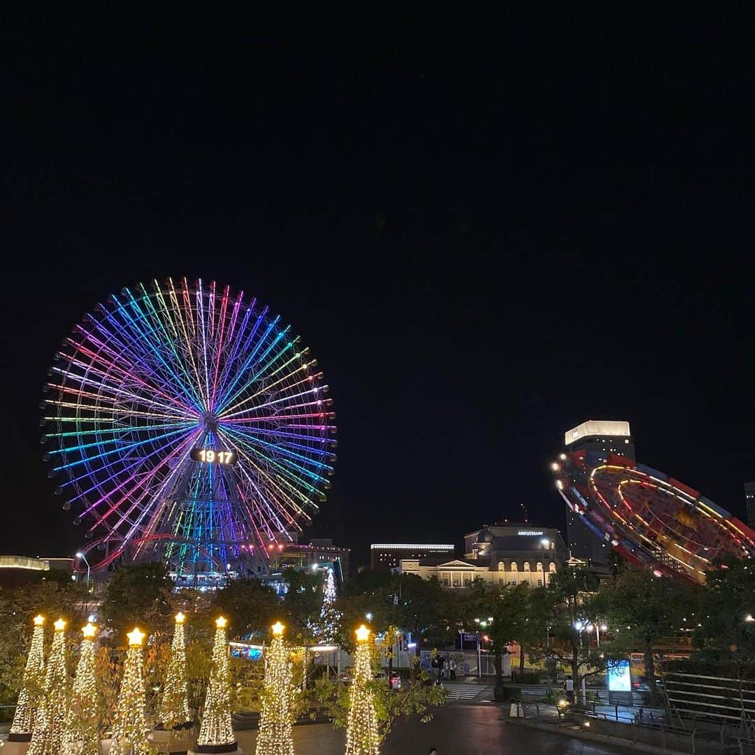 ハワイアンジュエリーのWailea（ワイレア）のインスタグラム：「🌈みなとみらい東急スクエアスタッフより🌺  11月に入り、徐々に冬の寒さがやってきました❄️  みなとみらいでは、夜になると観覧車やツリーがライトアップされ、キラキラとした夜の街になります✨  クイーンズスクエアやランドマークタワーでは大きなクリスマスツリーも飾られています🎄🤍  みなとみらいへ訪れた際には是非クリーニングなども兼ねて東急スクエア店へお気軽にお立ち寄りくださいませ！  #ハワイアンジュエリー #ワイレア #wailea #Hawaii #みなとみらい #ワイレアみなとみらい東急スクエア店 #東急ポイント #東急カード #夜景 #クリスマス」