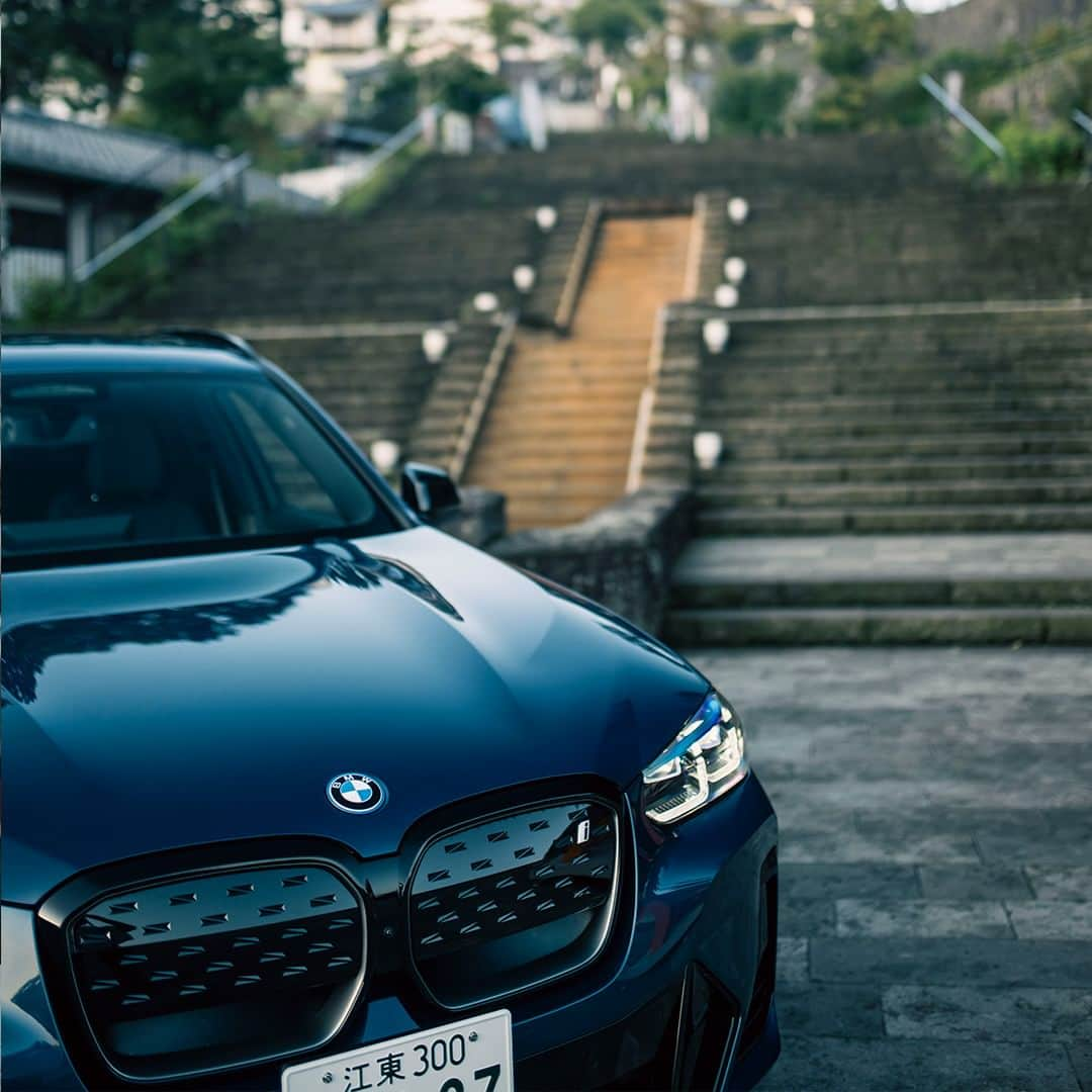 BMW Japanさんのインスタグラム写真 - (BMW JapanInstagram)「BMW iX3 M Sport（ファイトニック・ブルー）でたどり着いたのは群馬県 伊香保温泉。 情緒あふれる石段街を散策し、名湯を愉しむ。  今なら購入サポートも充実。 詳細は @bmwjapan アカウントトップのURLからチェック。  ※特別な許可を得て撮影しています  #BMW #駆けぬける歓び #BMWJapan #THEiX3 #BMWiX3 #BMWi #BornElectric #BMWElectric #electriccar #EVcar #電気自動車 #電気のチカラで新たなる歓びを #伊香保温泉」11月17日 19時00分 - bmwjapan