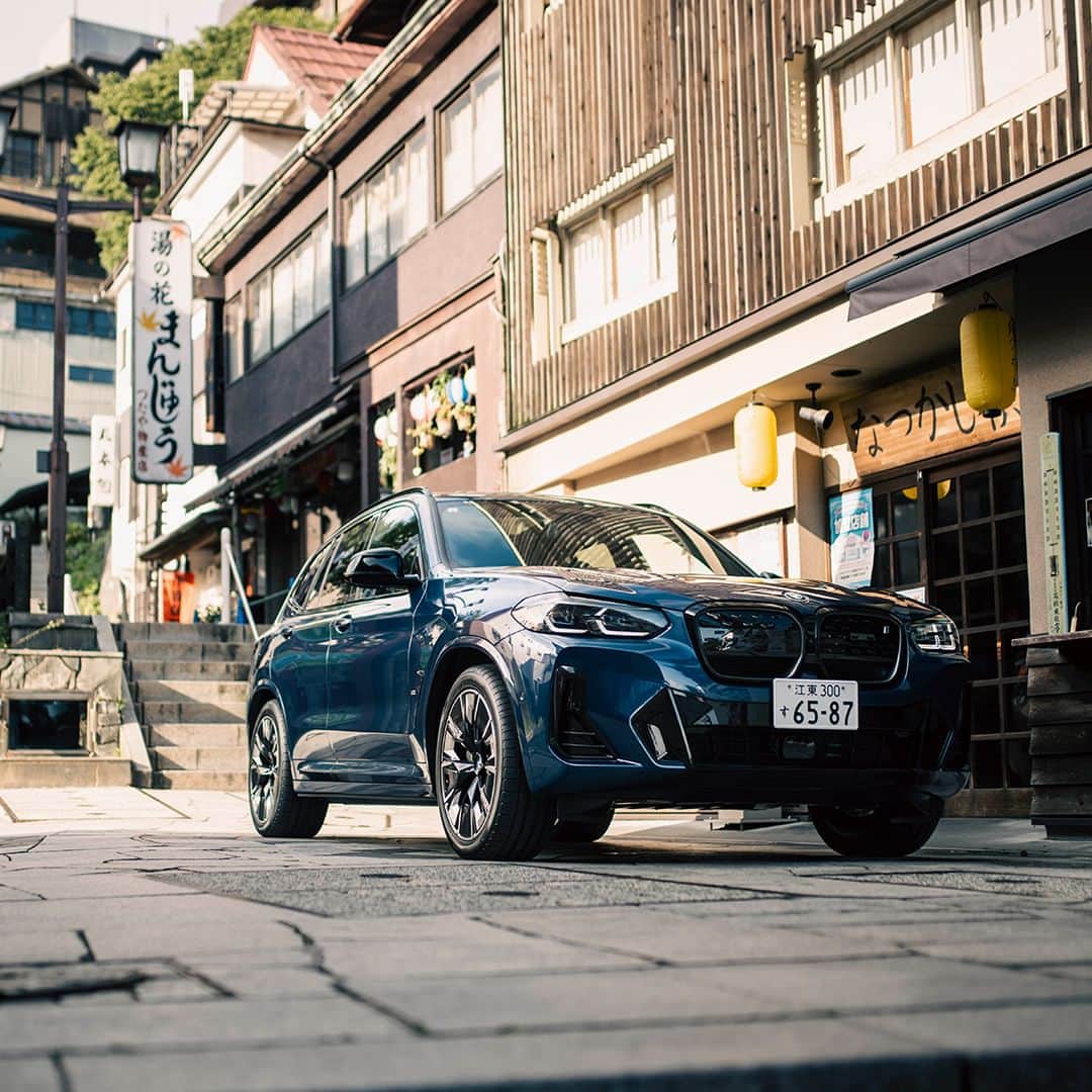 BMW Japanさんのインスタグラム写真 - (BMW JapanInstagram)「BMW iX3 M Sport（ファイトニック・ブルー）でたどり着いたのは群馬県 伊香保温泉。 情緒あふれる石段街を散策し、名湯を愉しむ。  今なら購入サポートも充実。 詳細は @bmwjapan アカウントトップのURLからチェック。  ※特別な許可を得て撮影しています  #BMW #駆けぬける歓び #BMWJapan #THEiX3 #BMWiX3 #BMWi #BornElectric #BMWElectric #electriccar #EVcar #電気自動車 #電気のチカラで新たなる歓びを #伊香保温泉」11月17日 19時00分 - bmwjapan