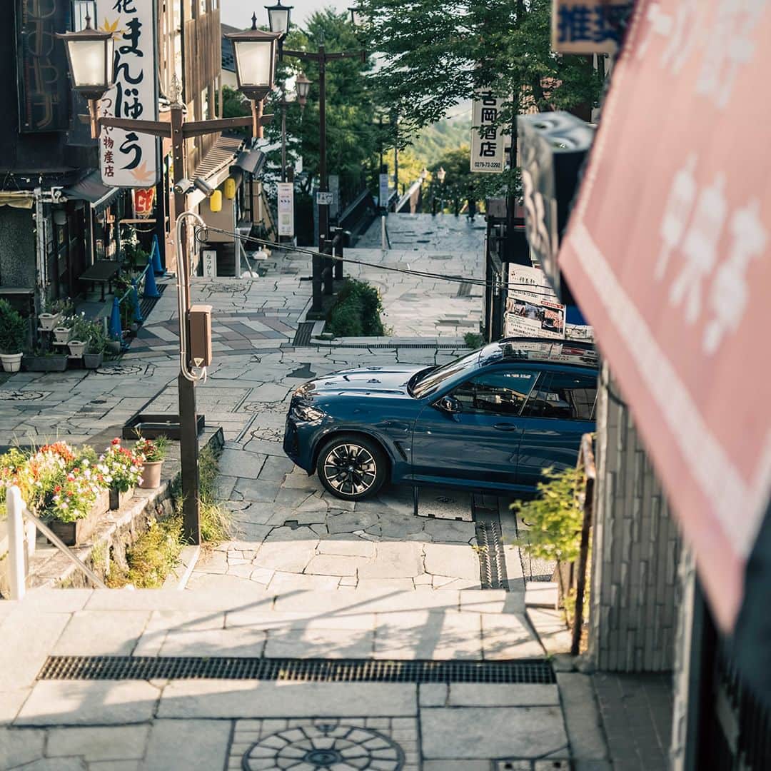 BMW Japanさんのインスタグラム写真 - (BMW JapanInstagram)「BMW iX3 M Sport（ファイトニック・ブルー）でたどり着いたのは群馬県 伊香保温泉。 情緒あふれる石段街を散策し、名湯を愉しむ。  今なら購入サポートも充実。 詳細は @bmwjapan アカウントトップのURLからチェック。  ※特別な許可を得て撮影しています  #BMW #駆けぬける歓び #BMWJapan #THEiX3 #BMWiX3 #BMWi #BornElectric #BMWElectric #electriccar #EVcar #電気自動車 #電気のチカラで新たなる歓びを #伊香保温泉」11月17日 19時00分 - bmwjapan