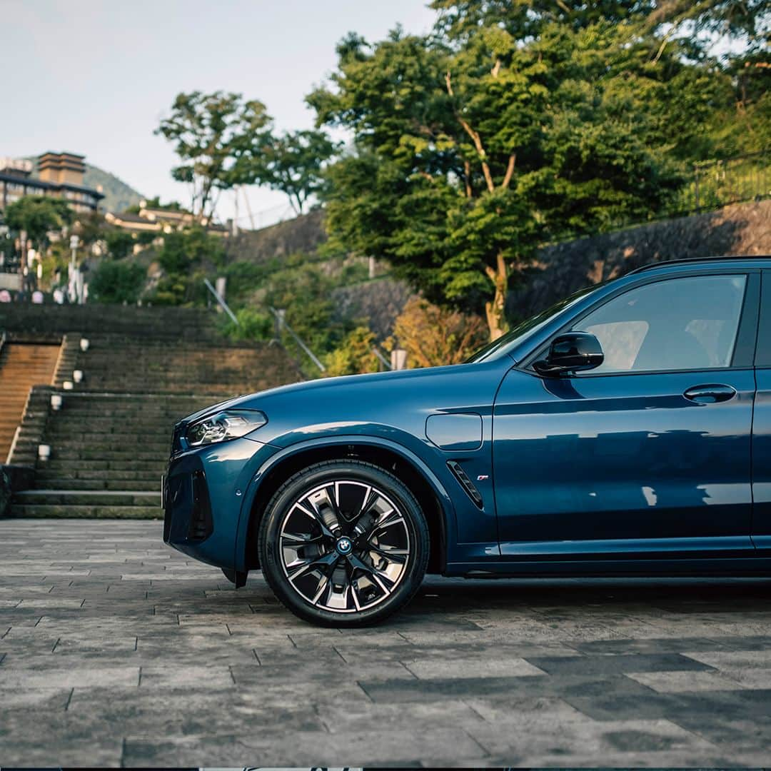 BMW Japanさんのインスタグラム写真 - (BMW JapanInstagram)「BMW iX3 M Sport（ファイトニック・ブルー）でたどり着いたのは群馬県 伊香保温泉。 情緒あふれる石段街を散策し、名湯を愉しむ。  今なら購入サポートも充実。 詳細は @bmwjapan アカウントトップのURLからチェック。  ※特別な許可を得て撮影しています  #BMW #駆けぬける歓び #BMWJapan #THEiX3 #BMWiX3 #BMWi #BornElectric #BMWElectric #electriccar #EVcar #電気自動車 #電気のチカラで新たなる歓びを #伊香保温泉」11月17日 19時00分 - bmwjapan