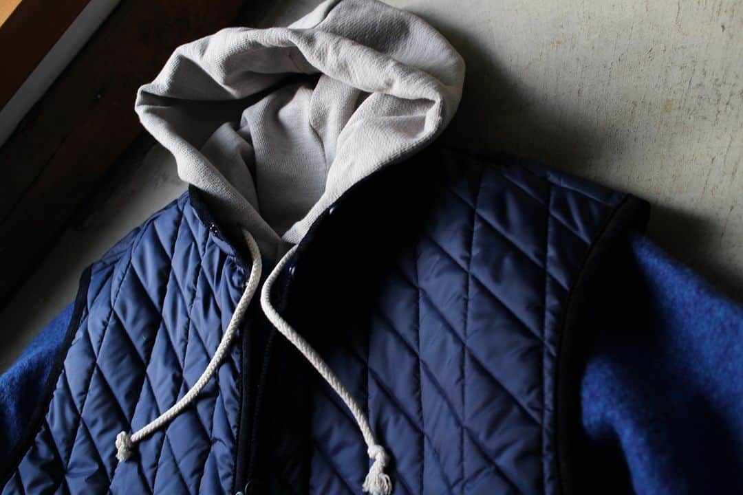 Jackmanのインスタグラム：「▽ FW23 BB MICKFIELD JM8391LV 100%POLYESTER ￥39,600 MADE IN UK Color:06Harbour Blue  50年を超える歴史がある 英国の老舗ファクトリーブランド 「Lavenham」とのコラボレーション  1900年代初頭の Baseballユニフォームの 補強パーツとして使われていた ストライプとスラントで形成した Jackmanオリジナルキルトパターンを 採用したBB Mickfield  GG Sweat Parkaと Wool Watch Shirtと ご一緒に 冬へ  GG Sweat Parka JM7295 ￥18,700 Color:211 Concrete  Wool Watch Shirt JM7178 ￥18,700 Color:06 Mix Blue」