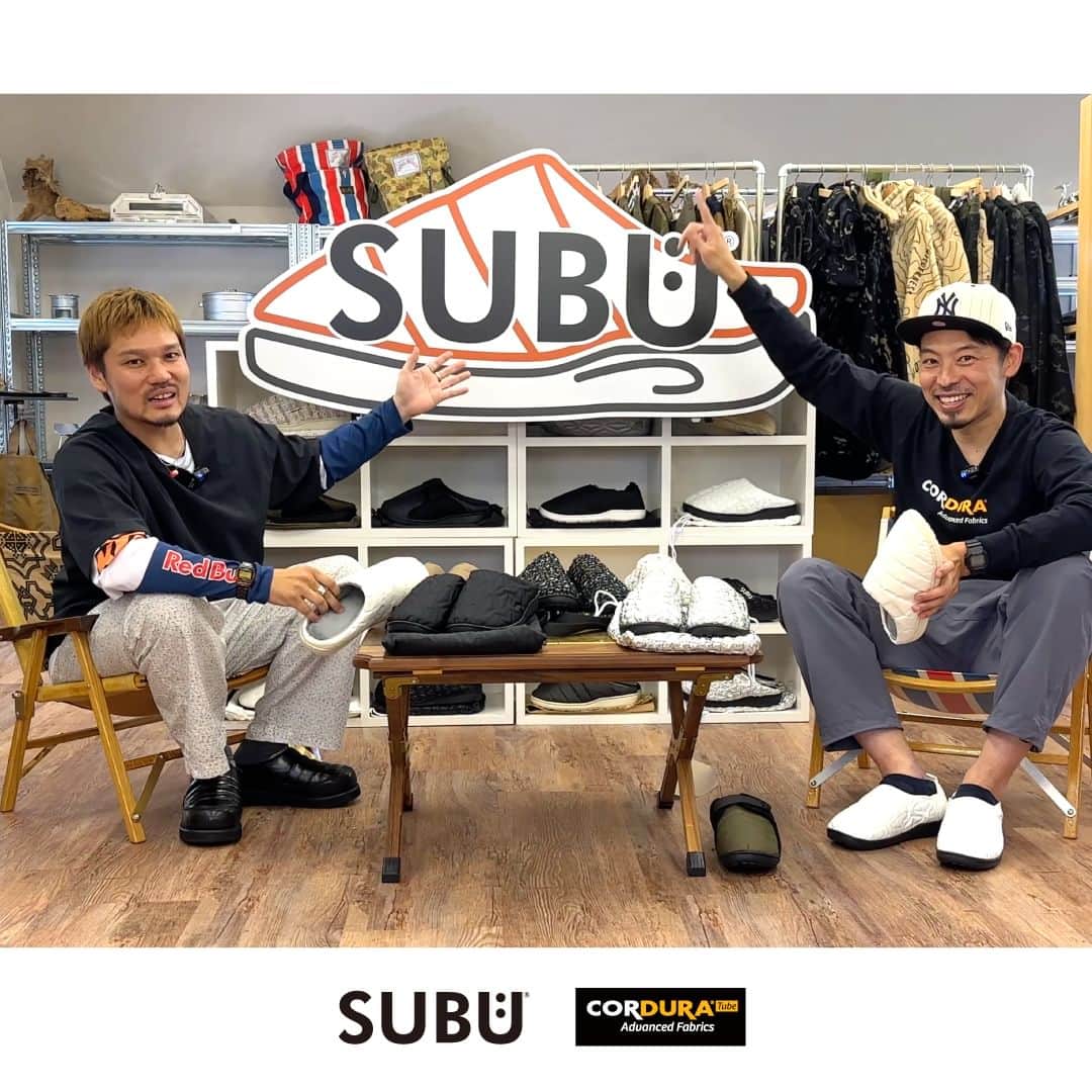 CORDURA®(コーデュラ®)日本版公式アカウントのインスタグラム：「今年も「SUBU（スブ）」の季節がやってきました！ふわふわでヌクヌク、温かくて履き心地抜群の元祖、冬のサンダル”SUBU” から、続々と新アイテムが登場！ キャンプなどのアウトドアでも使いやすい、火の粉が当たっても穴が空きにくい、難燃加工が施された”SUBU NANNEN（スブ ナンネン）”の新モデルは、SUBUサンダルの輪郭をモチーフにステッチでキルトデザインを施した、 新モデルOUTLINE。機能性はそのままに、可愛らしいデザインが魅力。 また、毎シーズン投入するコンセプトコレクションでは、それぞれ織り方が異なるツイード生地を採用した”TWEED”や、伸縮性のある刺繍糸のキルトを用いた”BUMPY”などをラインナップ。TWEEDは、性別や年齢、服装のスタイルを問わず着用しやすいホワイト、ブラック、マルチカラーの3色を揃え、BUMPYは、シルバー、ホワイト、ブラックといったスペーシーカラーの3色を用意。 なお、これらのSUBU新作は、CORDURA® の日本公式ユーチューブチャンネル CORDURA® Tube に於きましてSUBUブランドディレクターの府川さんとTKが一緒に分かり易く紹介しております。また、特別ゲストとして、people showroomの山田さんにも登場して頂き、SUBUの魅力についても語って頂きました！こちらもぜひチェックしてください！！ ・ こちらの素敵なお写真は @subu_tokyo_japan さんのお写真です。 ・ #コーデュラ #cordura #コーデュラナイロン #코듀라 #タフ #耐久性 #素材 #subu #スブ #冬サンダル #キャンプ #アウトドア #焚き火 #山」