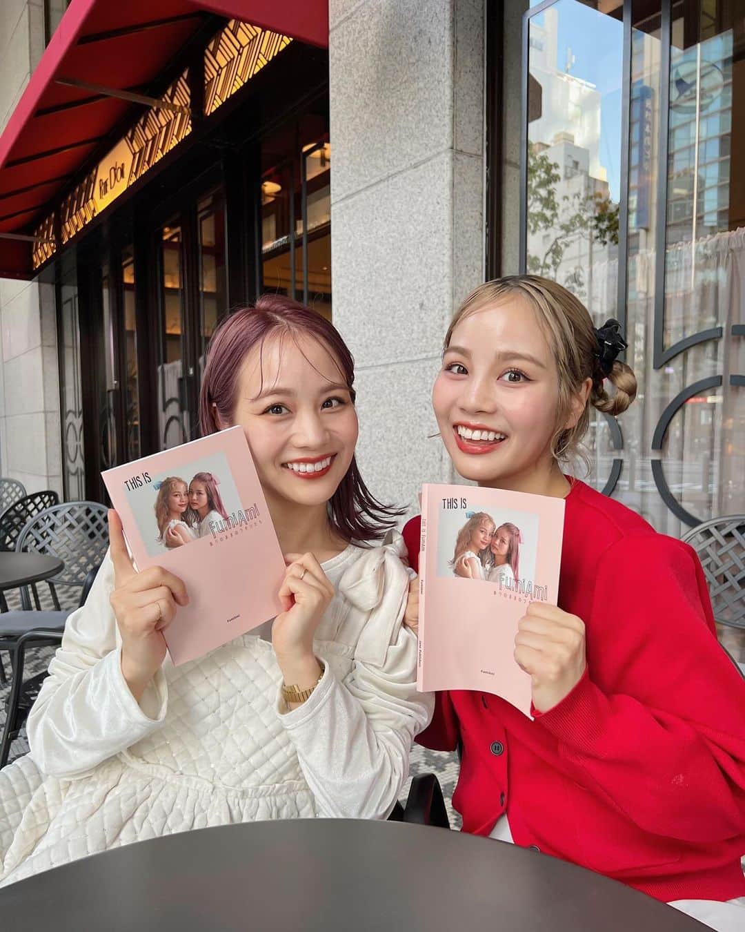 安中芙美のインスタグラム：「『報告』 この度、本の出版が決まりました📚 【THIS IS FUMIAMI -ありのままののﾜﾀｼたち-】  30歳になった私たち2人が20代に経験したいろんな出来事を1冊にギュギュッと詰め込みました。 とりあえずがむしゃらに走り続けた20代。  読んでくれた人に、共感してもらえたり どこか勇気を与えれるようなそんな本に仕上がったのでは無いかな？と思います♡ ありのままでいい。無理しなくてもいいし。 SNSで長く活動してるからこそ、飾らない良さを学んだ私たち。  本の中には、幼少期の写真や、過去の恋愛、旦那との出会いなど... まだみなさまにお見せ出来てない色んな事を赤裸々に載せました！  起業について経営者な私たちの一面もチラッと👀 そして私服コーデや、メイク企画など。  とても盛りだくさんの内容になってます✨ 皆さんにとって思い出の１冊になれますように。  ＝＝＝＝＝＝＝＝＝＝＝＝ ＜7日間限定＞ 予約受付 （Jane Publishersオンラインのみ） 予約受付期間：11月20日(月) 19:00 〜 11月26日(日) 23:59 発送開始予定日:12月下旬〜順次発送予定  【予約特典】 ●先着100名様 ー 手書きのサイン入り書籍 ●ご予約いただいた方 ー オリジナルしおり1枚（なくなり次第終了） 本の予約購入はこちら https://janebooks.theshop.jp/items/79995271  ＝＝＝＝＝＝＝＝＝＝＝＝  そして今回、たくさんリクエストを頂いたこともあり、 梅田蔦屋書店にて本のお渡し会＆トークショーを 開催することになりました👏 ありがとうございます😭🎧  直接お話ししながら本について語りたいです✨  開催日：2024年1月21日（日） 時間：13:00~15:00（会場12:30） 参加費：書籍付きチケット3,960円（税込） ＊ノベルティ付き(jumelleのノベルティもらえるよ♡) 開催場所：梅田　蔦屋書店（シェアラウンジ スカイラウンジ）  ※梅田 蔦屋書店 オンラインショップでご購入の方から先着順となります📗 お渡し会参加券と書籍、ノベルティ付きのセットチケットはこちら https://store.tsite.jp/umeda/event/shop/37197-1631411115.html」