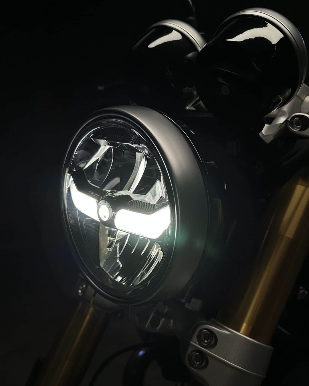 BMW Motorrad Japanのインスタグラム：「BMW Motorradのヘリテイジ・ファミリーに新たな仲間が加わります。  一体どんなモデルが登場するのか、みなさんの予想をお聞かせください！  #SoulFuel #MakeLifeARide #BMWMotorrad」