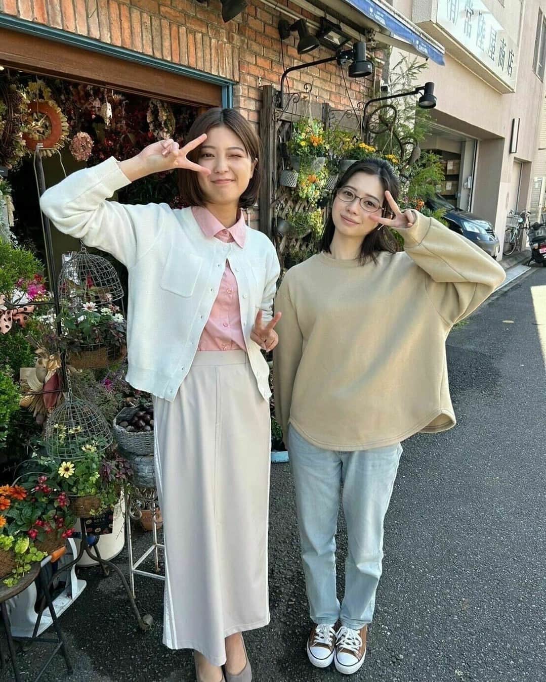のインスタグラム：「こちらはハルさんのお花屋さんですが、 清美と桜はなぜここにいるのでしょうか？  #正解は第6話で #桜田ひより #工藤美桜 #オフショット  🍳🌟🍳🌟🍳🌟🍳🌟🍳🌟🍳🌟🍳🌟🍳🌟🍳  土ドラ『 あたりのキッチン！』 第6膳 11/18(土)よる11:45〜放送 ⚠いつもより5分遅いスタートです  コミュニケーション能力はゼロ…でも 食材から調味料の配合までぴったり的中できる！ “絶対味覚”をもつ大学生・辺 清美の成長物語。 挙動不審でいつも空回り!？ 接客は０点だけど想いを込めた料理でオーダー以上の美味しさをお届け！ 食欲の秋！胃袋も心も掴むハートフル“グルメ”ドラマ！  🍳🌟🍳🌟🍳🌟🍳🌟🍳🌟🍳🌟🍳🌟🍳🌟🍳  #あたりのキッチン！ #土ドラ #ドラマ #グルメ #料理 #レシピ #白乃雪 #講談社 #アフタヌーン #漫画」
