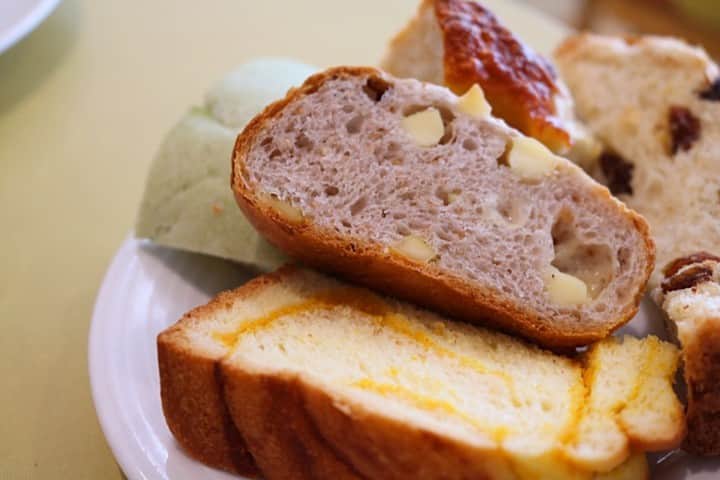 レッツエンジョイ東京さんのインスタグラム写真 - (レッツエンジョイ東京Instagram)「老舗の絶品パンが“食べ放題”🍞🥖✨  「銀座木村家」のおトク＆大満足な「パン食べ放題」をスイーツコンシェルジュのはなともさん（@HANATOMO84）が紹介。 ＝＝＝  人気のパン屋「銀座木村家」の3階にある洋食グリルでは、ビーフシチューなどの本格的な食事メニューとともに「パン食べ放題」が楽しめます。  パンは常時約10種類ほどそろい、スタッフの方が席まで配りに来てくれるシステム。もちろんどの種類をどれだけ食べてもOK♪  主役級のパンを楽しむのも良し、お料理とのバランスを味わうのも良し。パン好きの方はぜひ訪れてみて😋  🔸銀座木村家 @ginzakimuraya 📍東京都中央区銀座4-5-7 🚉銀座  #レッツエンジョイ東京 #おでかけ #おでかけスポット #東京 #銀座 #銀座木村家 #食べ放題 #食べ放題ランチ #パン食べ放題ランチ #パン食べ放題 #洋食ランチ #銀座ランチ #パンランチ #パン #パン屋 #パン屋巡り #パン屋さん #東京パン #東京パン屋 #東京ベーカリー #パン活 #パン好き #パン大好き #パン好き女子 #パンマニア #パンスタグラム #パン好きな人と繋がりたい #パン好きと繋がりたい #bread #ランチ」11月17日 19時02分 - lets_enjoytokyo