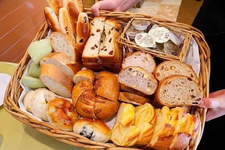 レッツエンジョイ東京のインスタグラム：「老舗の絶品パンが“食べ放題”🍞🥖✨  「銀座木村家」のおトク＆大満足な「パン食べ放題」をスイーツコンシェルジュのはなともさん（@HANATOMO84）が紹介。 ＝＝＝  人気のパン屋「銀座木村家」の3階にある洋食グリルでは、ビーフシチューなどの本格的な食事メニューとともに「パン食べ放題」が楽しめます。  パンは常時約10種類ほどそろい、スタッフの方が席まで配りに来てくれるシステム。もちろんどの種類をどれだけ食べてもOK♪  主役級のパンを楽しむのも良し、お料理とのバランスを味わうのも良し。パン好きの方はぜひ訪れてみて😋  🔸銀座木村家 @ginzakimuraya 📍東京都中央区銀座4-5-7 🚉銀座  #レッツエンジョイ東京 #おでかけ #おでかけスポット #東京 #銀座 #銀座木村家 #食べ放題 #食べ放題ランチ #パン食べ放題ランチ #パン食べ放題 #洋食ランチ #銀座ランチ #パンランチ #パン #パン屋 #パン屋巡り #パン屋さん #東京パン #東京パン屋 #東京ベーカリー #パン活 #パン好き #パン大好き #パン好き女子 #パンマニア #パンスタグラム #パン好きな人と繋がりたい #パン好きと繋がりたい #bread #ランチ」