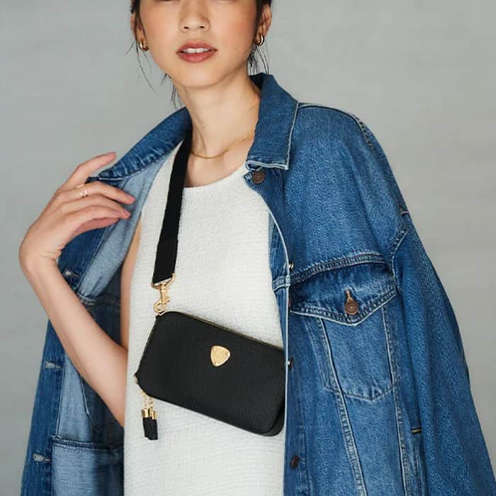 ATAO(アタオ)さんのインスタグラム写真 - (ATAO(アタオ)Instagram)「・ 【アミュレット専用】ショルダーベルト・ケリー✨ ⁡ 公式オンラインショップATAOLAND＋にて、 "ナイロン素材で軽い"付け替えベルトのお取り扱いがスタートしました🤍 (※店頭は好評販売中です♩) ⁡ 大人気スマホショルダー『アミュレット』の革の色味と自然に馴染むオリジナルカラーで仕立てています☺️！ ⁡ 少し幅を持たせたデザインにすることで、体への負担を軽減し、軽やかに使用することができます🪄 ⁡ ON/OFF問わず使いやすいデザインなのでぜひデイリーユースでお楽しみください🍀 ⁡ 🛒Page1~4 【アミュレット専用】ショルダーベルト・ケリー(全6色) 6800円(税込7,480円) https://ataoland.com/products/amulet-shoulder-belt-kelly ＊アイビスホワイト、ネイビーもございます。 ＊アミュレット(本体)は別売りです。 ⁡ ◆Page1：トープ ◆Page2：グレージュ ◆Page3：アーモンド ◆Page4：ブラック  🛒Page5 【アミュレット専用】ショルダーベルト・ケリー(atelierAtao限定色) /ボタニカルグリーン 6800円(税込7,480円) https://ataoland.com/products/amulet-shoulder-belt-kelly ＊atelierAtaoのアイテムはアタオランド(神戸)店、公式オンラインでの常設販売です。 11月26日(日)まではATAO京都店でもご覧いただけます。 ⁡ ＊アミュレット(本体)は別売りです。  ⁡ ⭐️画像タップでオンラインショップをご覧いただけます。  =========================== ■オンラインストアは『アタオランドプラス』または『https://ataoland.com』で検索🔍  ■スタッフブログ 『スタジオアタオブログ』で検索 https://studioatao-blog.jp/  ■ATAOLAND＋公式LINEアカウントが登場💡 https://liff.line.me/1645278921-kWRPP32q/?accountId=876vdygu -----  #atao #アタオ #神戸ブランド  #ATAOLANDプラス #アタプラ  #財布ブランド  #バッグブランド  #お財布#ミニ財布 #ショルダーバッグ  #スマホショルダー  #スマホポシェット  #お財布ポシェット  #お財布ショルダー  #ショルダーベルト  #秋冬コーデ  #お仕事コーデ  #休日バッグ #旅行バッグ  #バッグの中身  #休日コーデ  #大人コーデ  #ギフト#プレゼント #ご褒美#自分へのご褒美  #ニュアンスカラー #ホリデーギフト  #クリスマスプレゼント  #自分へのプレゼント」11月17日 19時03分 - atao.kobe