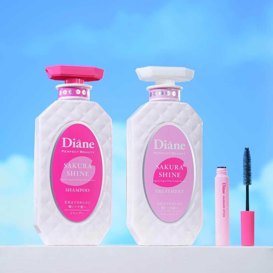 モイストダイアンのインスタグラム：「ふわサラ髪かなう、春先どりの「Diane SAKURA SHINE」が数量限定で新登場🌸🆕  \ こんな方におすすめ！/ ✔︎ ツヤがない ✔︎ かたい髪をしている ✔︎ 乾燥している  潤いを与え、毛先までなめらかにまとまるツヤ髪を目指せるシリーズです◎  また春の息吹を感じさせてくれるような繊細で心惹かれる桜の香りが、大人の女性の内に秘めた可愛らしさを引き立ててくれます✨  また「マエガミスティック」のサクラバージョンも、好評につき昨年に続き数量限定で発売いたします🌸  2024年の春は「Diane SAKURA SHINE」と「マエガミスティックSAKURA」で春先どりの香りに包まれながら、気分を上げて外出してみませんか？🚶‍♀️  🗓️12月1日(金)より発売です」