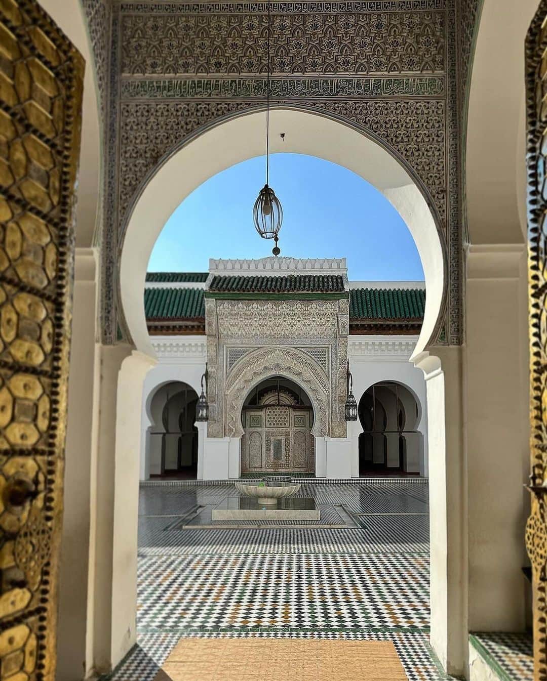 エイチ・アイ・エスさんのインスタグラム写真 - (エイチ・アイ・エスInstagram)「＼モロッコの文化の中心『フェズ』🇲🇦／   世界遺産のフェズ旧市街は人々の生活の様子が伺える迷宮都市✨ 中世イスラム建築の傑作とも言われる神学校や世界最古の大学、タンネリと呼ばれるなめし革工場などが有名です😊  …………………………………………………………… 📍 #モロッコ #フェズ 📸 @maa.luv_chi さん  モロッコの世界遺産の街"フェズ"は、 ⁡壁で囲まれた旧市街は"世界一の迷宮都市"と称されるほどで、そこはもう異世界✨ ⁡車両が入れない路地は歩く人々で溢れかえり、ロバや手押し車が行きかう活気と今を生きる人々の息遣いが伝わり、私たちはまさに迷宮に迷い込んだ異邦人。 ……………………………………………………………  旅先探しのヒントは こちらをチェック▶︎▶︎▶︎ @his_japan  —————— 📷旅のお写真募集中✈️ ——————  皆さんの旅の思い出は、@his_japan OR #his_japan2023 を付けてシェアしてください🙌 過去PICもOKです❗️  集まったお写真は、HISのSNSやオウンドメディアでご紹介🙆‍♀️  #旅の思い出 #海外旅行  #モロッコ旅行 #モロッコおすすめ #フェズ観光 #次の旅先リスト #旅行好きな人と繋がりたい #写真好きな人と繋がりたい #旅したくなるフォト #旅スタグラム #インスタトラベル #女子旅 #ひとり旅 #カップル旅 #家族旅行  #instatravel #instapassport #photooftheday #instaphotography #worldtravelpics #worldtraveler #moroccotravelphoto #moroccotrip #morocco #Fez」11月17日 19時03分 - his_japan