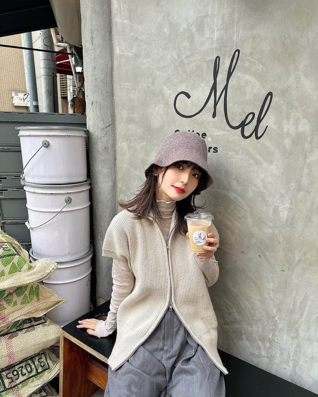 marikoのインスタグラム：「＊ . 前から気になってたコーヒー屋さん☕️ やっと来れた♡♡ カフェラテにしたけど美味しかった😳  ジッパーベスト @shein_japan (19975555)  11月26日までBlack Friday saleしてるよ！ クーポンコード▷BFJP371  . ＊ #ootd#outfit#mari_code#fashion#SHEINblackfriday #SHEINGoodFinds#SHEINforAll#loveshein#ad #saveinstyle#DazyHyunA」