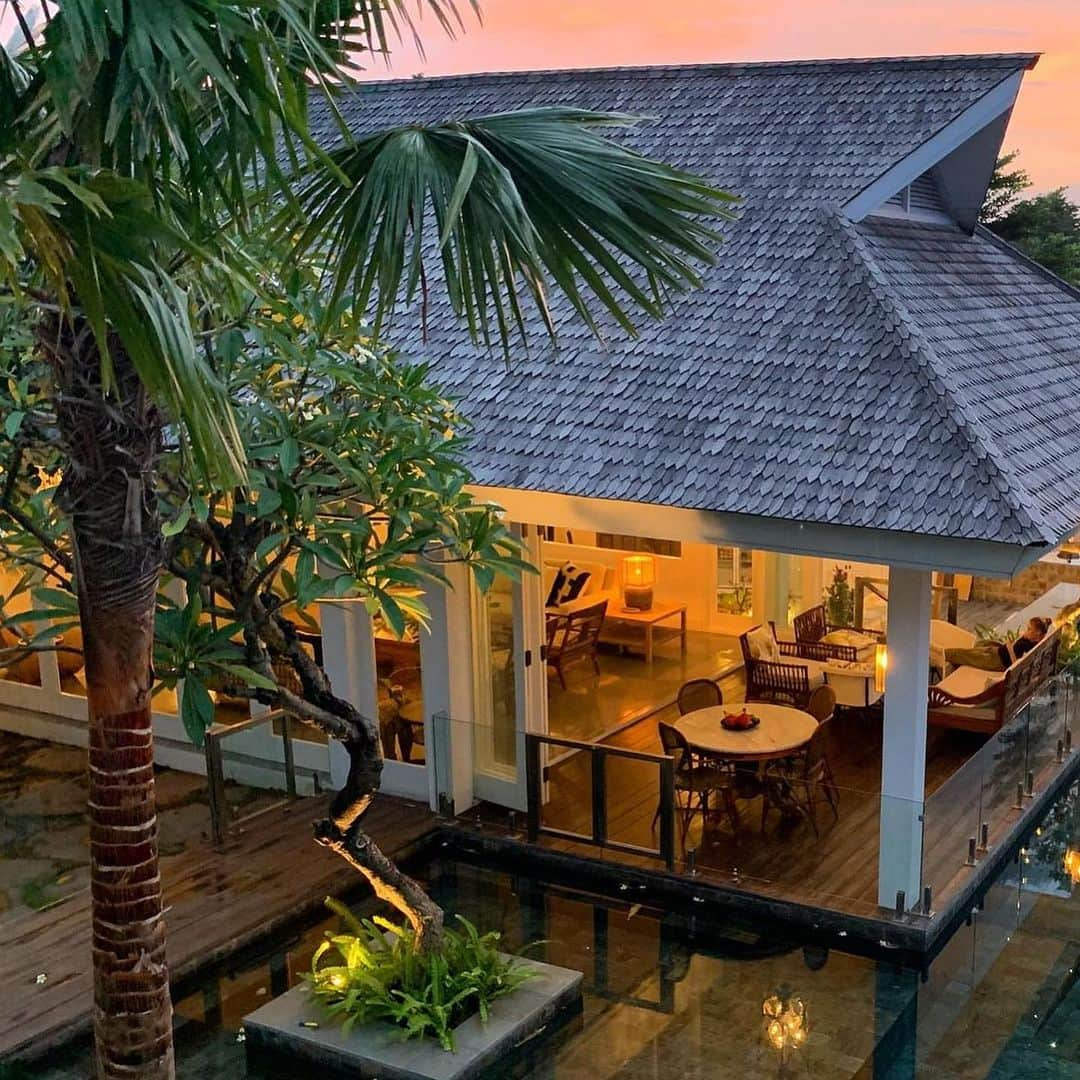 My Interiorさんのインスタグラム写真 - (My InteriorInstagram)「Bali’s most luxurious villa, perfect for families and large groups of friends to vacation in their own private tropical paradise @kasiandagroup」11月17日 19時13分 - myinterior