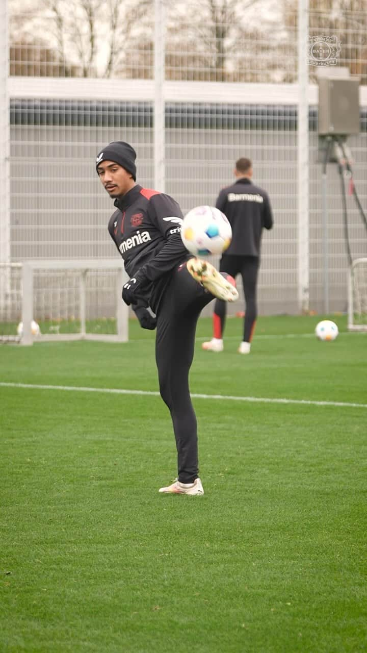 バイエル・レバークーゼンのインスタグラム：「🇧🇷 Brazilian vibes on our training pitch. 😍  Great to see you back with the ball, @arthurams_!   #Bayer04 #Werkself」