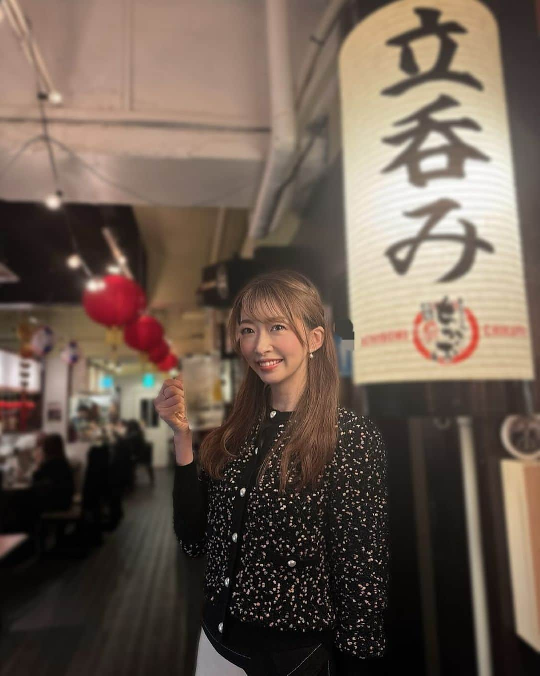 三浦真理子のインスタグラム：「. 華金ですね😊 . 薬院ハシゴ横丁にてカンパ〜イ🍺✨ @hashigo_yokocho ✨ . 立ち飲みもいいよね💖 . ここは、居酒屋版フードコートみたいになってて🧑‍🍳 . 和食・中華・ケバブ・ジェラート・お寿司・フレンチ・天ぷら・串揚げ・アジアン料理屋さんがあるよー😊 . 色々あって楽しい🎶 . . #薬院ハシゴ横丁 #華金 #薬院居酒屋 #立ち飲み #立ち呑み #乾杯 #😊  #instagoid #pleasefollowme  #今日は金曜日 #お酒好き女子」