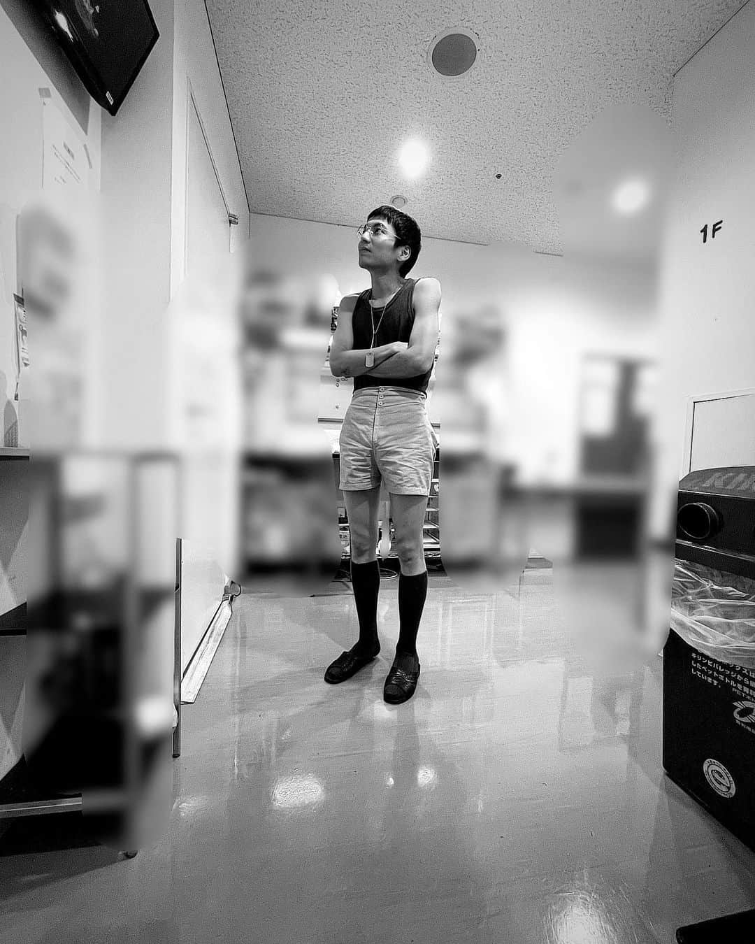 宮崎秋人のインスタグラム：「見守る人。  撮られました。  #ビロクシーブルース  あと2日。 泣いても笑ってもあと2日でこのカンパニーは一生見られませんよ。はははは。笑」