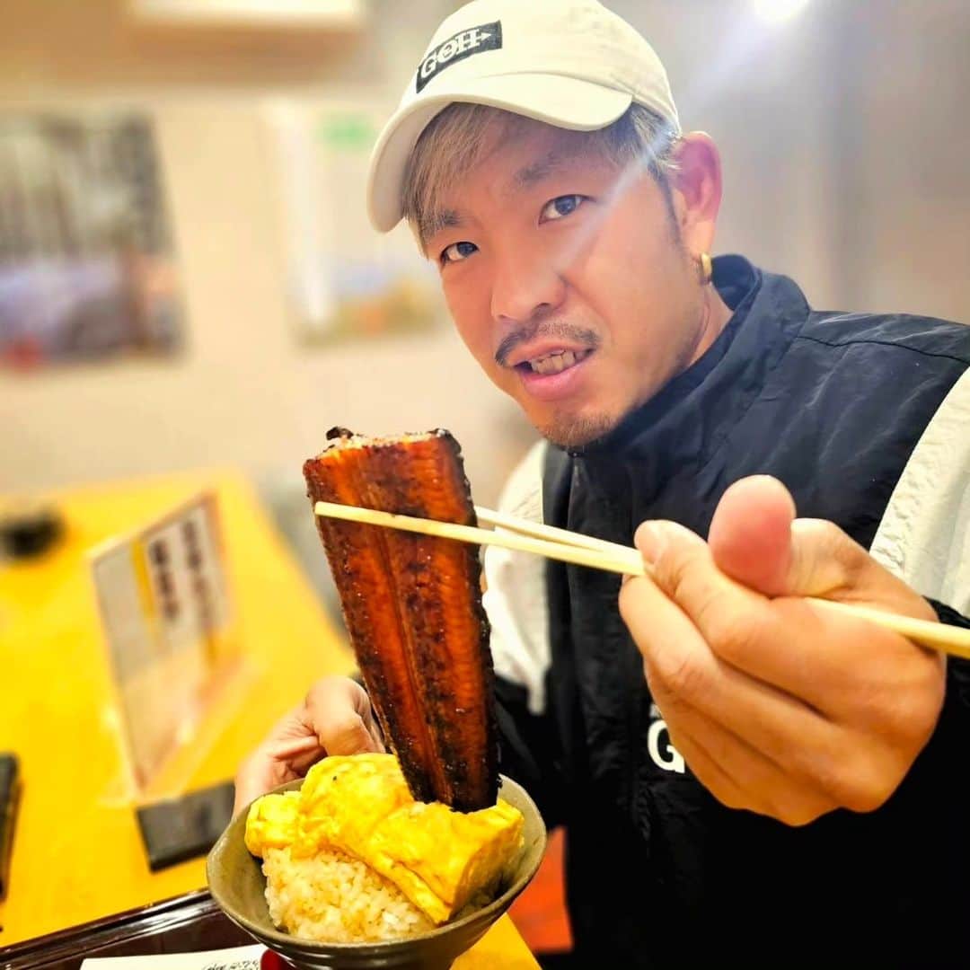 剛王さんのインスタグラム写真 - (剛王Instagram)「武庫之荘にある大衆鰻料理 錦さんに大人気のうなぎ丼があるってことで行ってみた。 ここは特別な仕入れルート確保に成功して本当に美味しい鰻をリーズナブルに提供してくれるお店。 今回注文したのが うな玉丼 ￥2.200 写真映えして美味しくてこのボリュームでこの価格はコスパ最強。 鰻めちゃうま。 鰻の下にある卵焼きがめちゃうまうまやった。 しかも見映えはプルプル。 これみんな食べてみて ほんまにペロッといくで。  -------------------------------------------------------------------------------------------------- 大衆鰻料理 錦 住所 : 尼崎市富松町3-1-5 第2武庫ビューハイツ 1F 営業時間 : 昼　11：00～14：00  夜　17：00～20：00 定休日 : 不定休 電話番号： 06-6409-4184 【お店のアカウント】 @unagi_nishiki  #PR #うなぎ錦 #うな玉丼 #兵庫グルメ #兵庫ウナギ #尼崎グルメ #尼崎うなぎ #大衆うなぎ料理 #うなぎ料理  --------------------------------------------------------------------------------------------------- #うなぎ #鰻 #兵庫グルメ #尼崎 #武庫之荘  #グルメスタグラム #グルメな人と繋がりたい #グルメ #食べスタグラム #大阪グルメ」11月17日 19時08分 - gooh2010