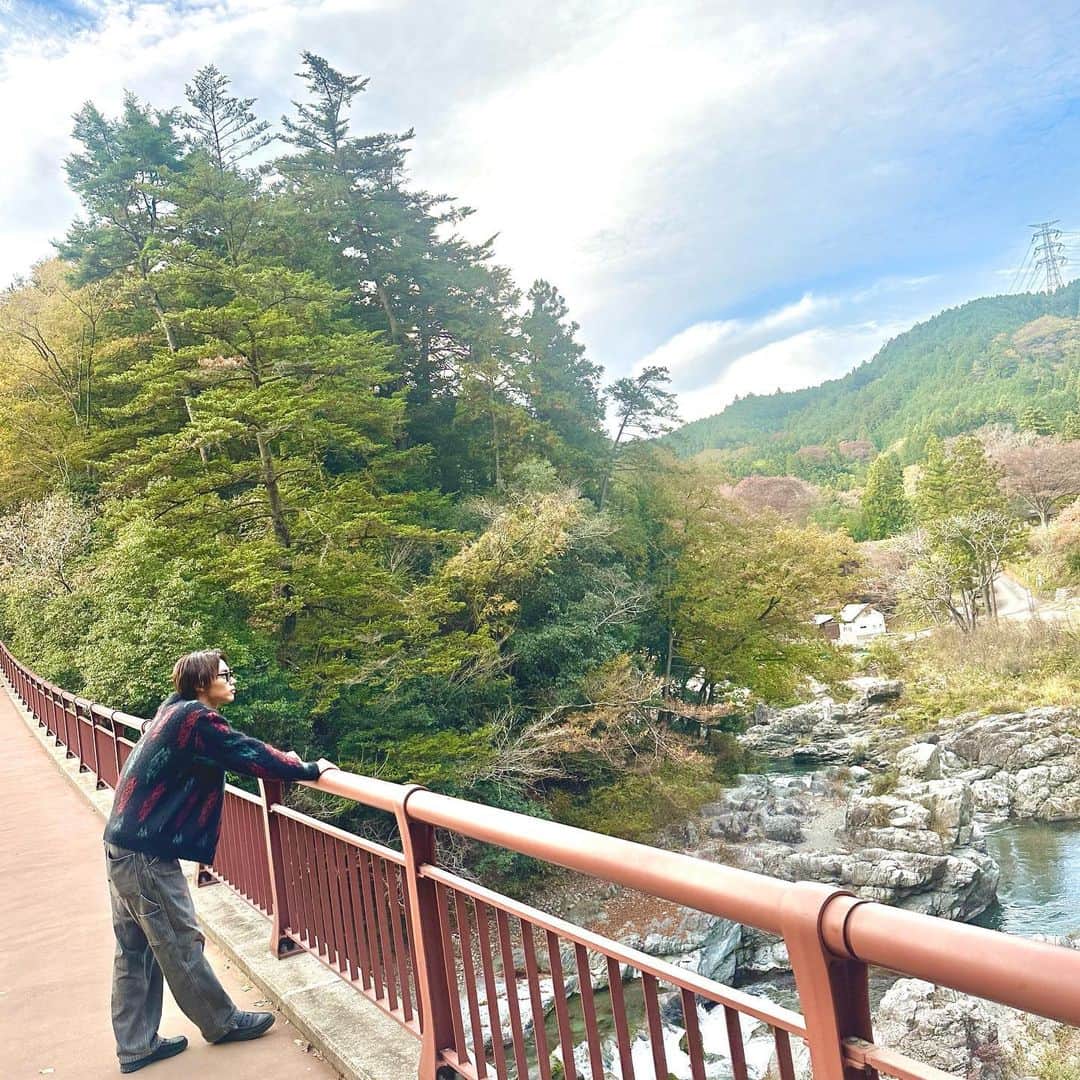 手島章斗さんのインスタグラム写真 - (手島章斗Instagram)「寒くなってきましたね〜  みんな風邪引かないように！！ 体調気をつけて過ごしていこうね！！！  僕は今日もたくさん歌いました！ 歌は本当に猫みたいなやつです！ ツンデレです！！ 最近はツンが続く日々です！！ デレっとしてください！早く！！  明日も頑張ろう！！！ひたむきに！！」11月17日 19時08分 - akito_solidemo_official