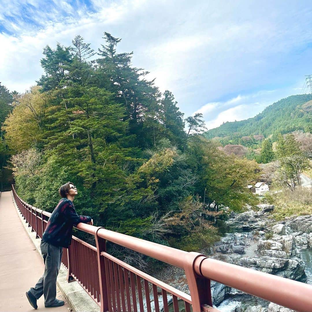 手島章斗さんのインスタグラム写真 - (手島章斗Instagram)「寒くなってきましたね〜  みんな風邪引かないように！！ 体調気をつけて過ごしていこうね！！！  僕は今日もたくさん歌いました！ 歌は本当に猫みたいなやつです！ ツンデレです！！ 最近はツンが続く日々です！！ デレっとしてください！早く！！  明日も頑張ろう！！！ひたむきに！！」11月17日 19時08分 - akito_solidemo_official