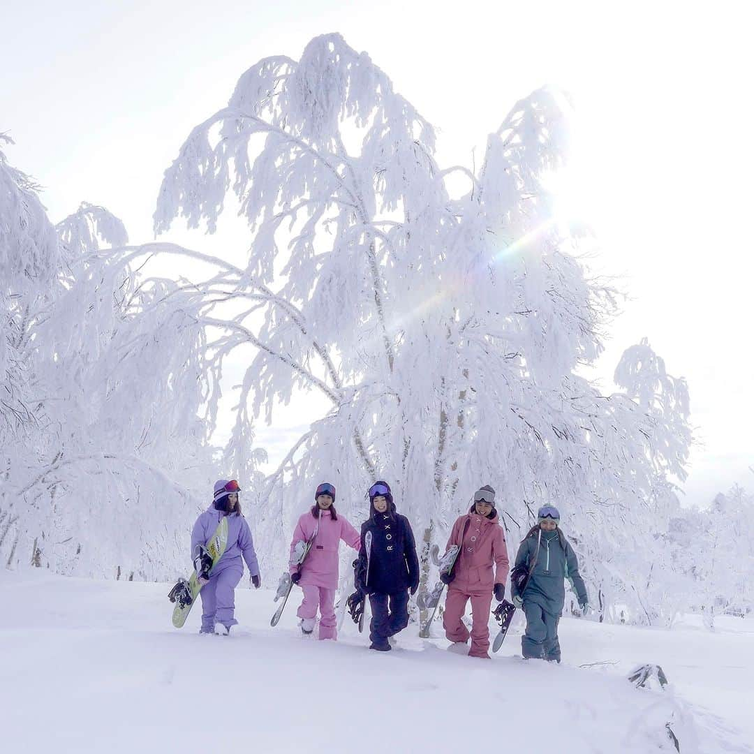 ROXY JAPANのインスタグラム：「今シーズンもスタートしました⛄️ お好みのウエアを見つけて❤️ ゲレンデに行こう🏂⛷️ #スノボ #スキー」