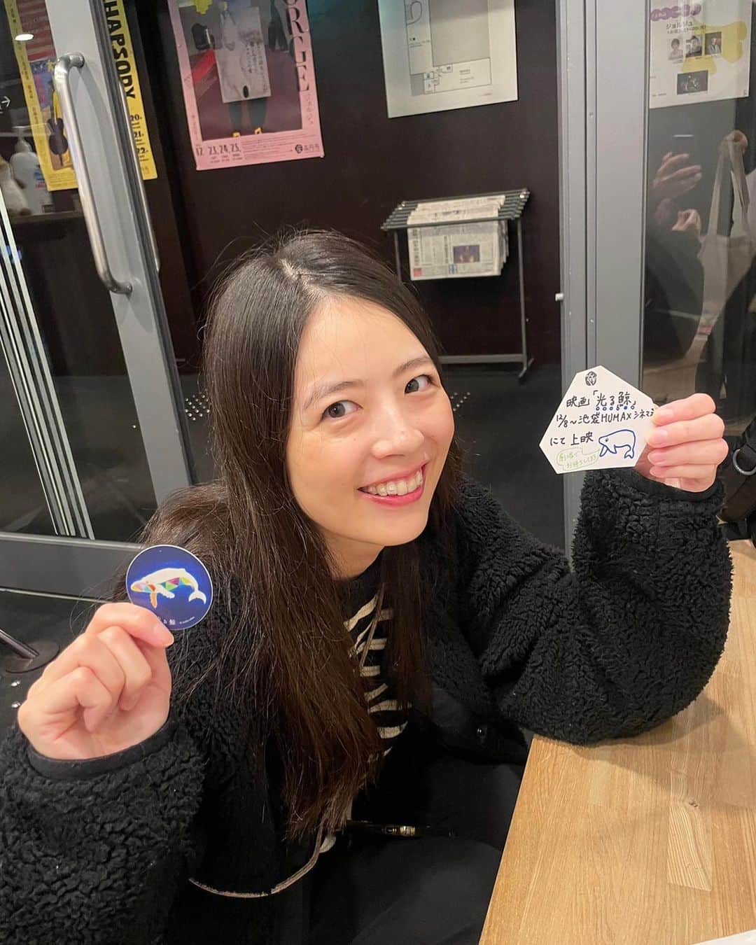 中神円のインスタグラム：「@hikarukujira_movie 🐳 《12/8より池袋HUMAXシネマズにて上映》  今日は森田監督と「光る鯨」のポスター、チラシの設置のため、高円寺へ行ってきました！ わたしがいつもお世話になっております、以下のみなさまにご協力いただきました。  🔷ポスター掲載 居酒屋カフェ　じっこ @koenjikko  🔷チラシ設置 那由多  @nayuta_tokyo CORD @cord_tokyo the words @the_words.jp pneu @pneu_tokyo 座•高円寺（12/1〜設置） @zakoenjicta  高円寺へお越しの際は、ぜひ上記のお店にお立ち寄りのうえ、チラシ•ポスターを見つけてみてください🐳🌙」