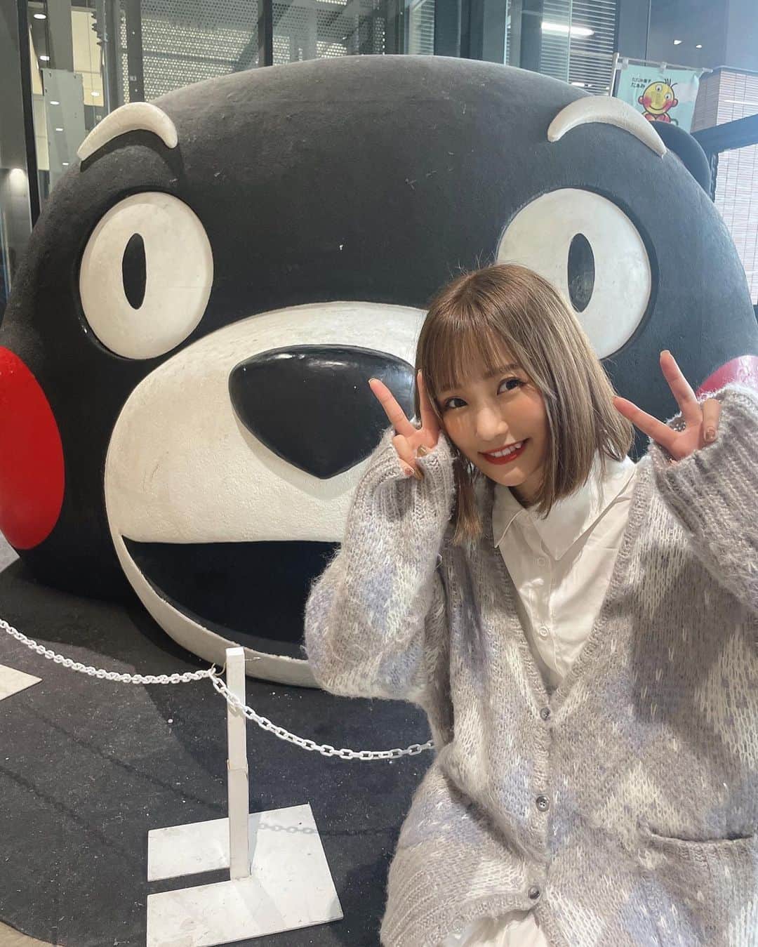 小林智絵さんのインスタグラム写真 - (小林智絵Instagram)「. . . . . . ツアー熊本公演で初熊本にまじでテンション上がりました🐻❤️❤️❤️ . . . くまモンに会えたーーっ🐻🖤❤️ . . 熊本でくまモン見つけるゲームいっぱいした^ ^笑 . . . . . #熊本 #熊本観光 #熊本旅行 #くまモン #ボブ #ボブアレンジ #ボブヘアアレンジ #イエベ #イエベメイク #イエベ秋 #イエベ秋メイク #アンジービー #andgeebee #ニットコーデ #水色コーデ #年齢逆行アイドル」11月17日 19時12分 - kobayashichie_1012