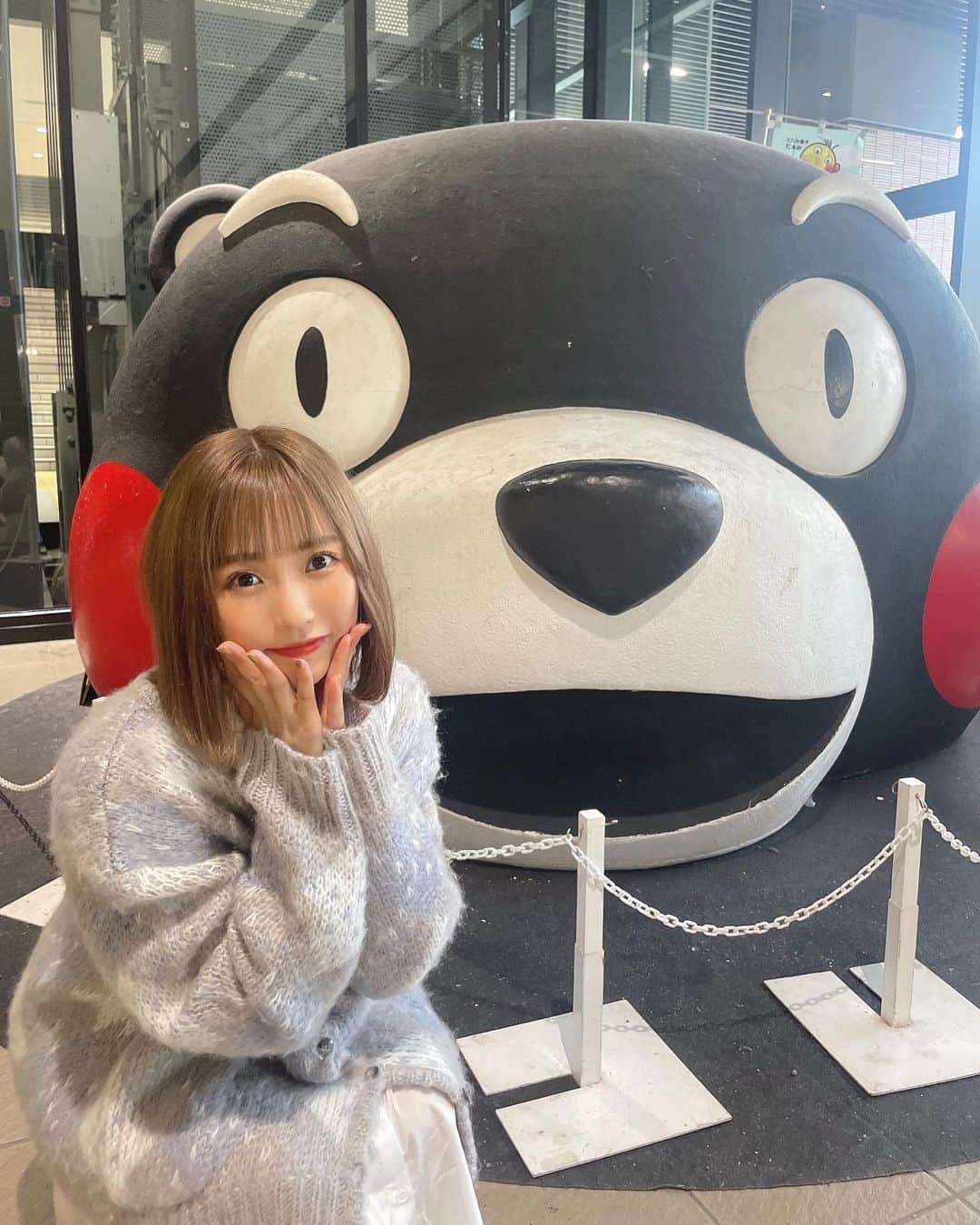 小林智絵さんのインスタグラム写真 - (小林智絵Instagram)「. . . . . . ツアー熊本公演で初熊本にまじでテンション上がりました🐻❤️❤️❤️ . . . くまモンに会えたーーっ🐻🖤❤️ . . 熊本でくまモン見つけるゲームいっぱいした^ ^笑 . . . . . #熊本 #熊本観光 #熊本旅行 #くまモン #ボブ #ボブアレンジ #ボブヘアアレンジ #イエベ #イエベメイク #イエベ秋 #イエベ秋メイク #アンジービー #andgeebee #ニットコーデ #水色コーデ #年齢逆行アイドル」11月17日 19時12分 - kobayashichie_1012