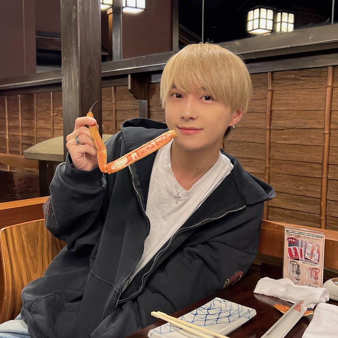 椚三波斗さんのインスタグラム写真 - (椚三波斗Instagram)「カニちゃんってなんでこんなに美味しいの🤤  毎日カニ食べたいです。よろしくです😀」11月17日 19時12分 - 9bic_minato