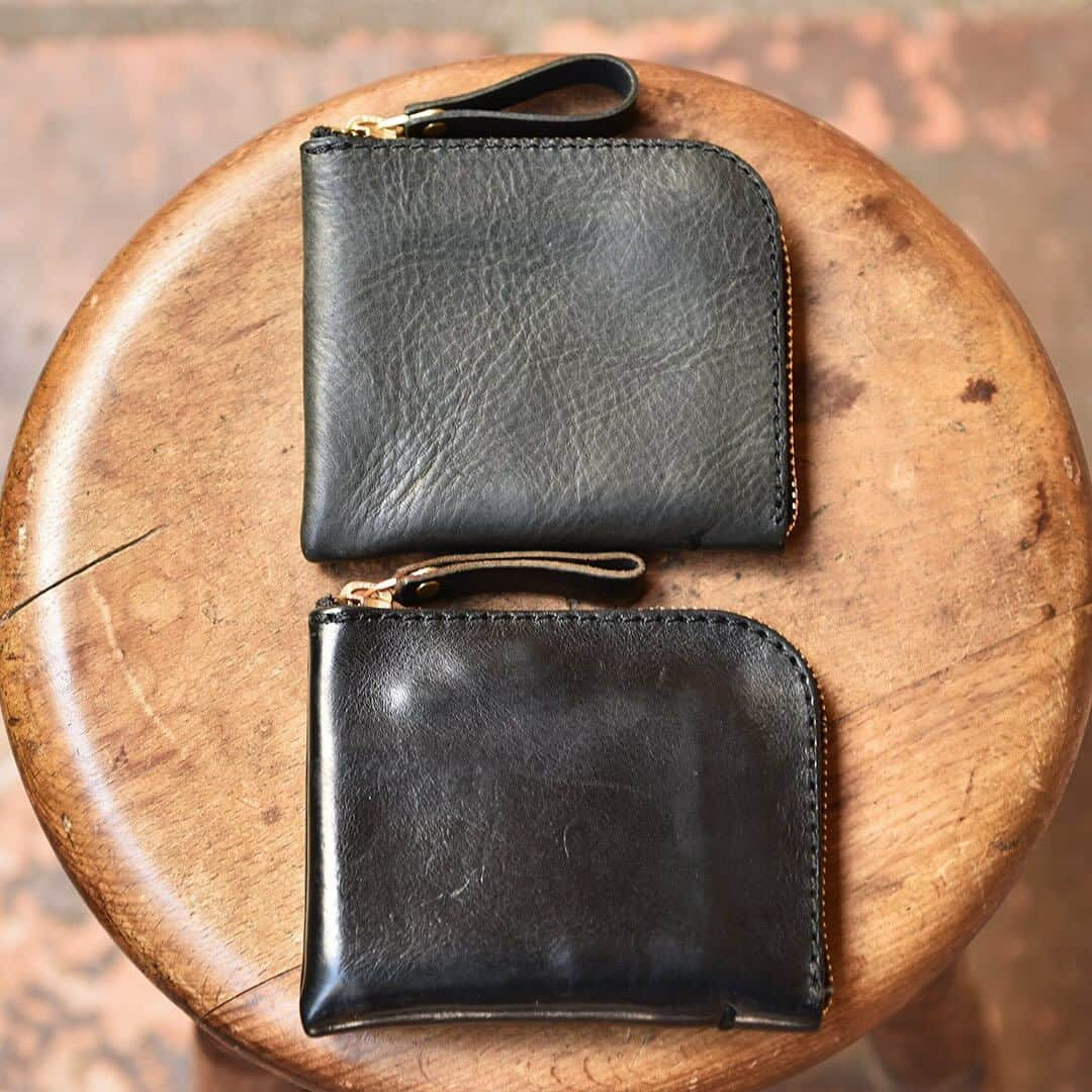 HERZ ヘルツさんのインスタグラム写真 - (HERZ ヘルツInstagram)「@herz_bag　GS-22の愛用品をご紹介 ———————————— ⁡ @organ_leather のリバースレザーを使用したL字型の小型財布。 リバースレザーはキズやシミ等の多い革ですが、その分革本来の風合いや変化を充分に楽しむことが出来る素材です。  未使用品と比較すると、色は深まり光沢感も驚くほど増しています。  シンプルな形のお財布ですが、内側のポケットにはファスナーがついており、不意に小銭が零れ落ちる心配もありません。 ポケットにも入りやすいサイズ感ですが、お札も2つ折りで収納できるため使い勝手も◎  収納物のあたりが次第に出てくることも革製品の特徴の一つ。 ご使用者様に最適な形や色艶に変化していく様をお楽しみいただけます。  商品の詳細は商品タグもしくは @herz_bag プロフィールページのURLからご覧いただけます。 ⁡ ———————————— ⁡ #財布 / #小銭入れ / #革財布 / #本革財布 / #コンパクト財布 / #コインケース / #革 / #レザー / #革製品 / #革鞄 / #革小物 / #革雑貨 / #ヘルツ / #ヘルツバッグ / #herz / #herzbag / #leather / #leatherbag」11月18日 18時00分 - herz_bag