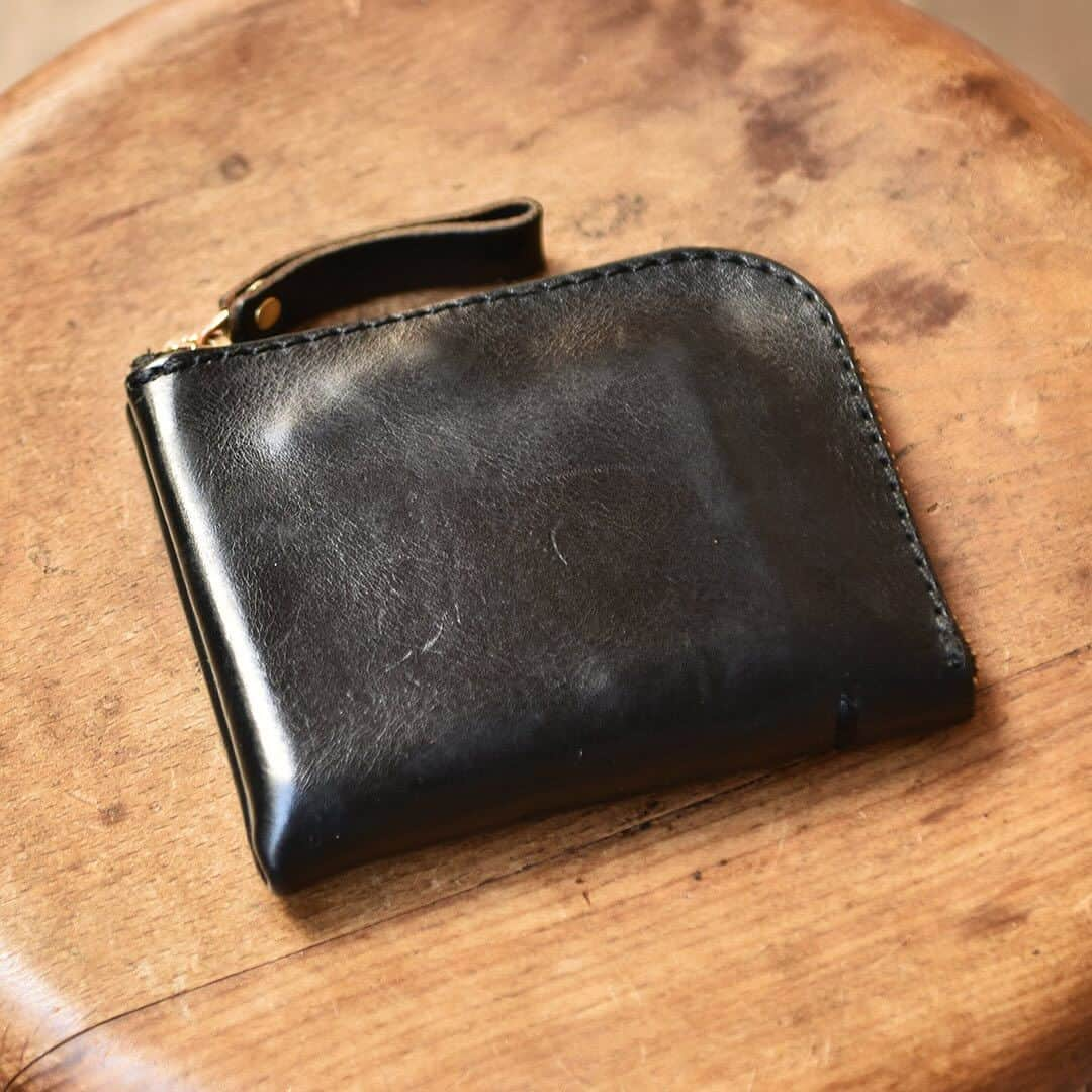 HERZ ヘルツさんのインスタグラム写真 - (HERZ ヘルツInstagram)「@herz_bag　GS-22の愛用品をご紹介 ———————————— ⁡ @organ_leather のリバースレザーを使用したL字型の小型財布。 リバースレザーはキズやシミ等の多い革ですが、その分革本来の風合いや変化を充分に楽しむことが出来る素材です。  未使用品と比較すると、色は深まり光沢感も驚くほど増しています。  シンプルな形のお財布ですが、内側のポケットにはファスナーがついており、不意に小銭が零れ落ちる心配もありません。 ポケットにも入りやすいサイズ感ですが、お札も2つ折りで収納できるため使い勝手も◎  収納物のあたりが次第に出てくることも革製品の特徴の一つ。 ご使用者様に最適な形や色艶に変化していく様をお楽しみいただけます。  商品の詳細は商品タグもしくは @herz_bag プロフィールページのURLからご覧いただけます。 ⁡ ———————————— ⁡ #財布 / #小銭入れ / #革財布 / #本革財布 / #コンパクト財布 / #コインケース / #革 / #レザー / #革製品 / #革鞄 / #革小物 / #革雑貨 / #ヘルツ / #ヘルツバッグ / #herz / #herzbag / #leather / #leatherbag」11月18日 18時00分 - herz_bag