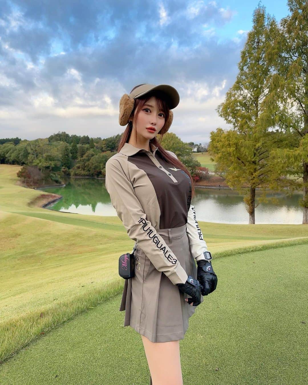MAYUさんのインスタグラム写真 - (MAYUInstagram)「. マロンカラーコーデ🌰🤎 全身 @1piu1uguale3_golf だよん🤎 . 寒くて耳当てつきのもこもこバイザーを！🤎 耳当てがあるだけで体感温度変わるから凄いよね🥺✨ . . #ゴルフ女子#ゴルフ#ゴルフウェア#ウノピゥ#ウノピゥウノウグァーレトレ#成田ゴルフ倶楽部#golf#golfwear#golflife#golfaddict#golfcourse#1piu1uguale3#1piu1uguale3golf#japan#narita」11月17日 19時21分 - mayu.kina_golf