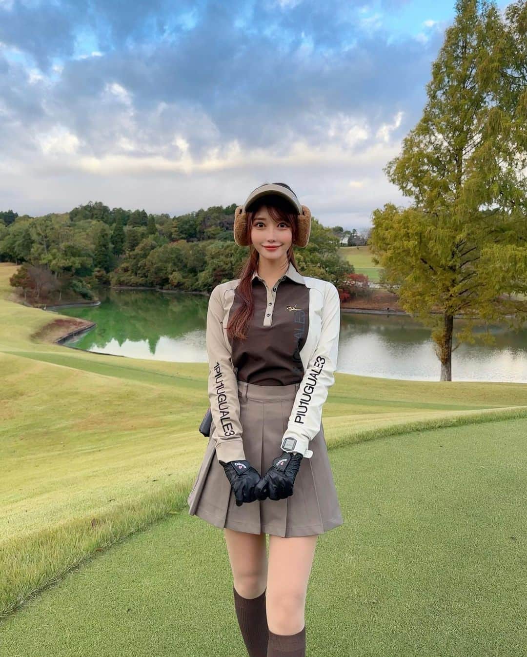 MAYUさんのインスタグラム写真 - (MAYUInstagram)「. マロンカラーコーデ🌰🤎 全身 @1piu1uguale3_golf だよん🤎 . 寒くて耳当てつきのもこもこバイザーを！🤎 耳当てがあるだけで体感温度変わるから凄いよね🥺✨ . . #ゴルフ女子#ゴルフ#ゴルフウェア#ウノピゥ#ウノピゥウノウグァーレトレ#成田ゴルフ倶楽部#golf#golfwear#golflife#golfaddict#golfcourse#1piu1uguale3#1piu1uguale3golf#japan#narita」11月17日 19時21分 - mayu.kina_golf
