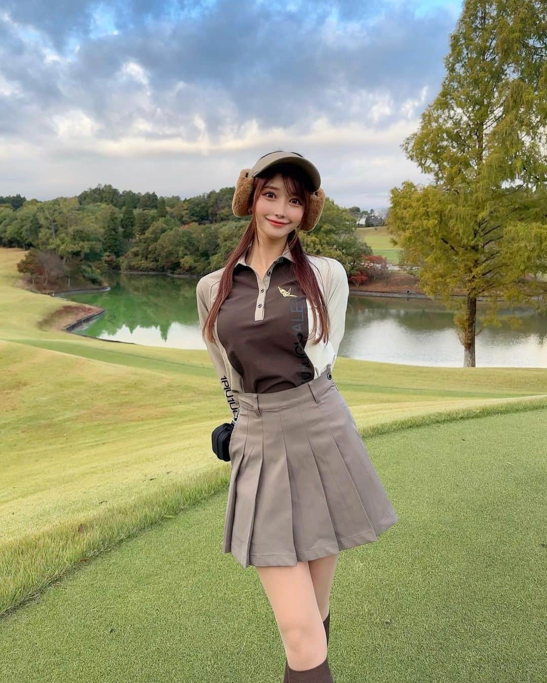 MAYUさんのインスタグラム写真 - (MAYUInstagram)「. マロンカラーコーデ🌰🤎 全身 @1piu1uguale3_golf だよん🤎 . 寒くて耳当てつきのもこもこバイザーを！🤎 耳当てがあるだけで体感温度変わるから凄いよね🥺✨ . . #ゴルフ女子#ゴルフ#ゴルフウェア#ウノピゥ#ウノピゥウノウグァーレトレ#成田ゴルフ倶楽部#golf#golfwear#golflife#golfaddict#golfcourse#1piu1uguale3#1piu1uguale3golf#japan#narita」11月17日 19時21分 - mayu.kina_golf